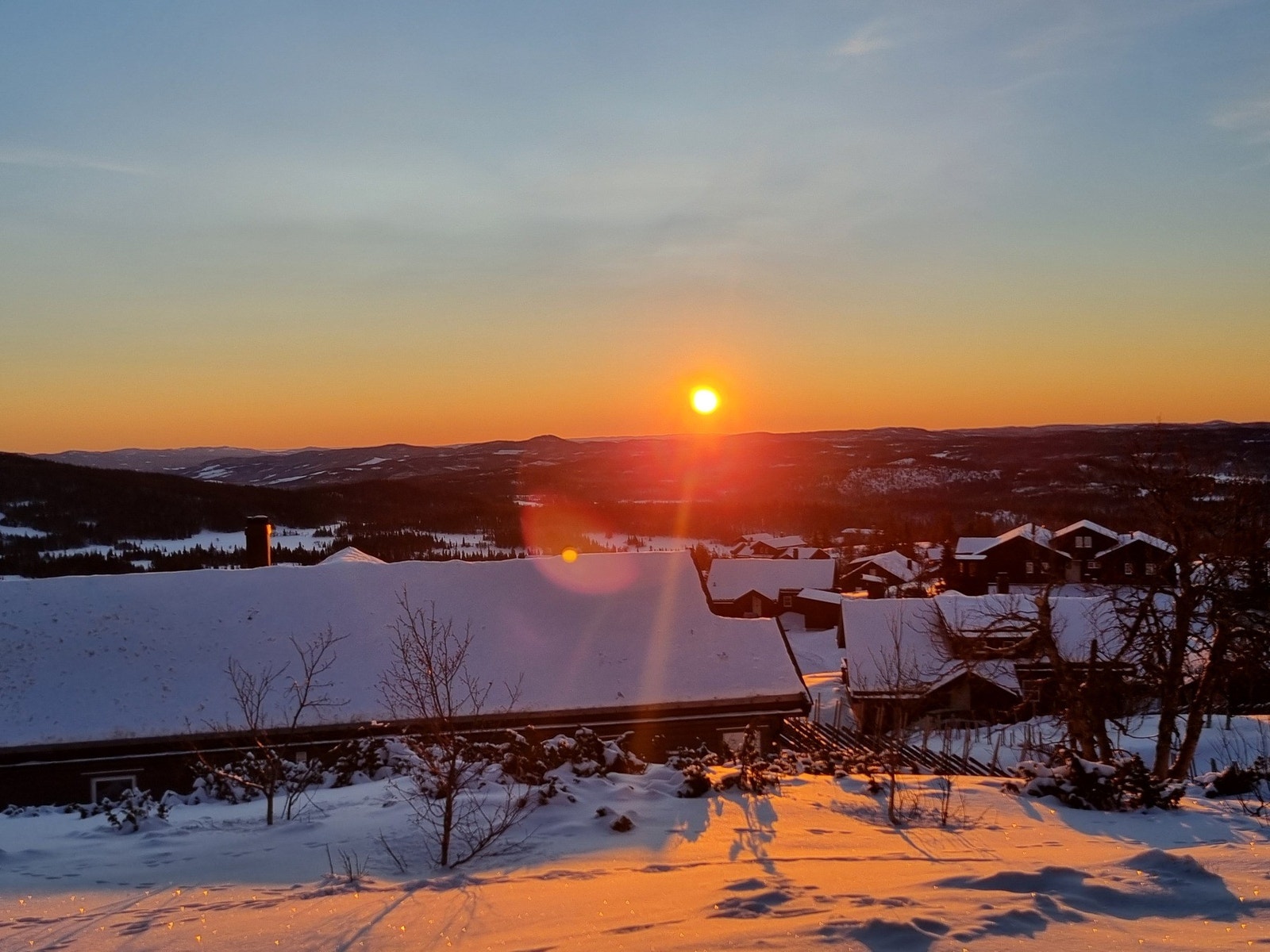 Hytte med sjeldent god beliggenhet på utsiktstomt 1010 moh. Bilde fra selgers eget arkiv. Galleribilde