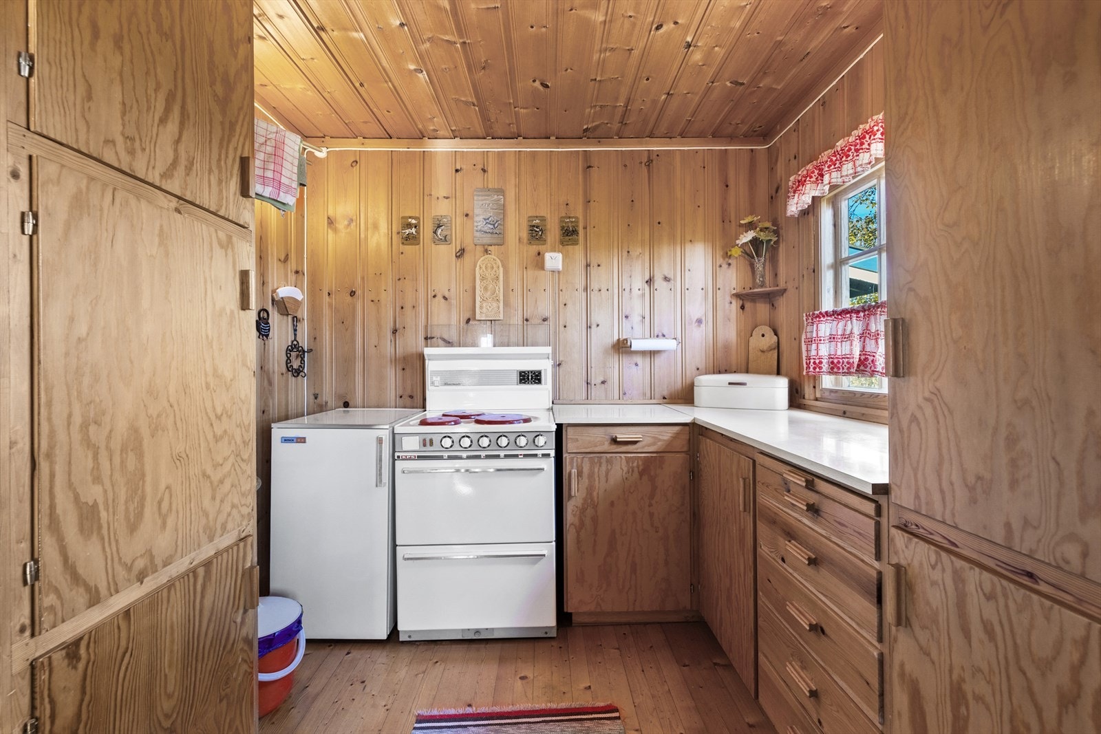 Kjøkken med nostalgisk sjarm, praktiske løsninger og naturlige materialer. Galleribilde