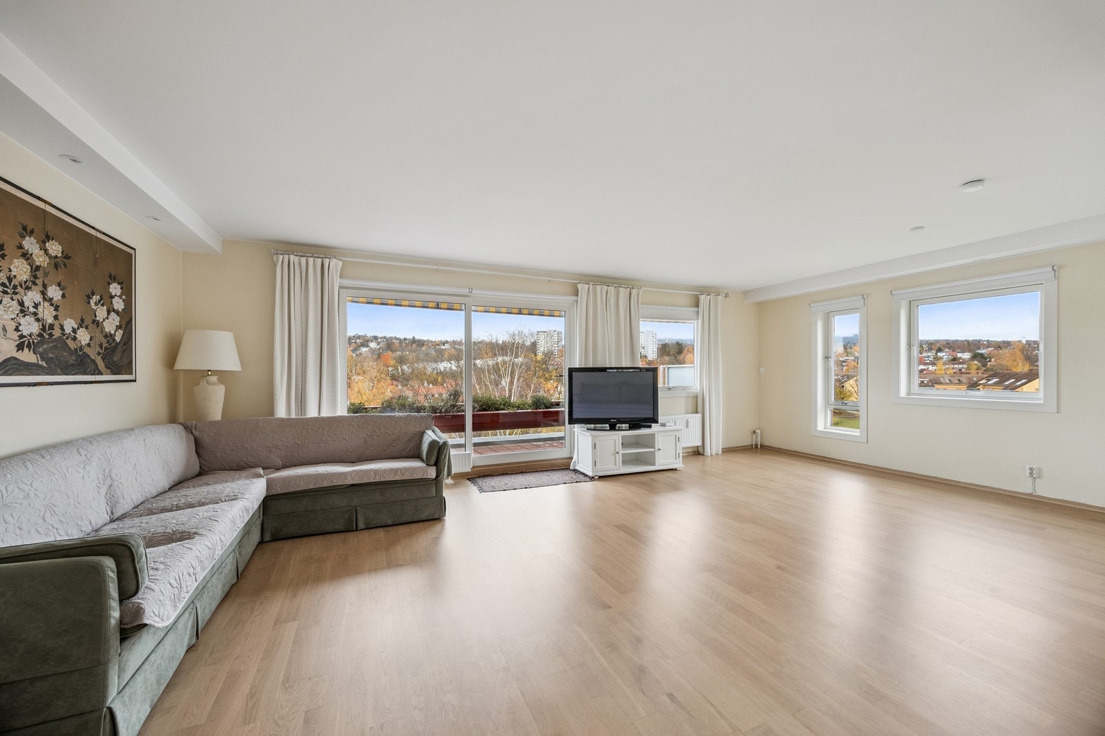 Stor og romslig stue med mye naturlig lysinnslipp Galleribilde