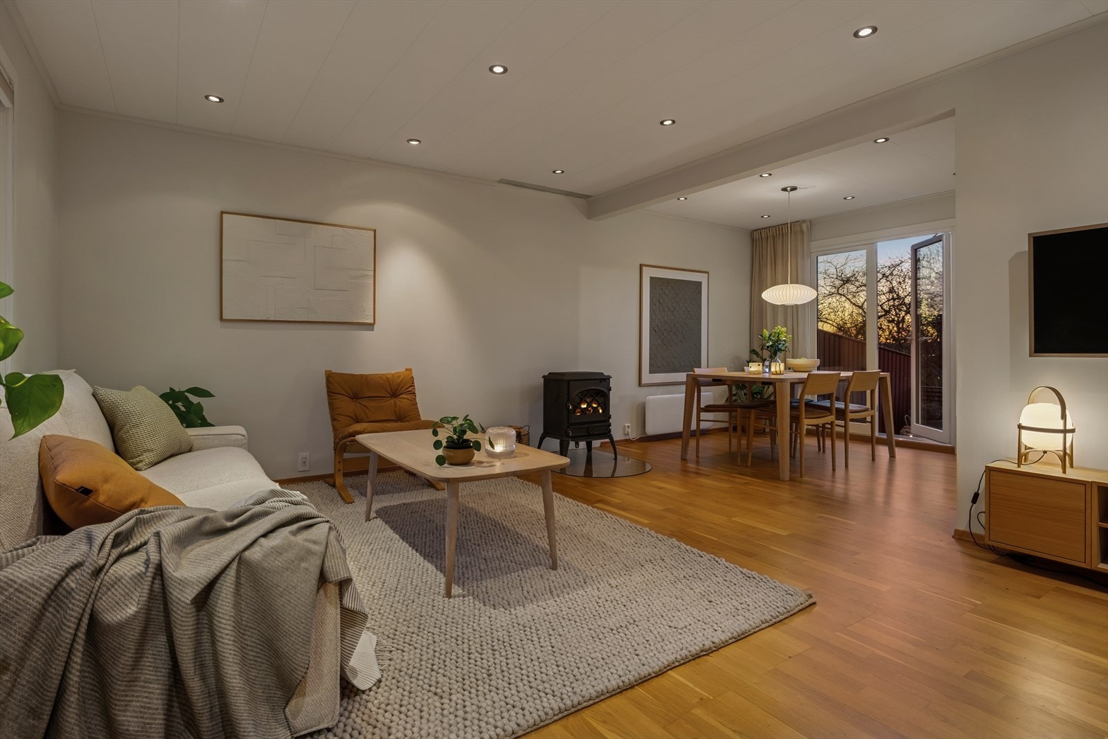 Tak med innfelt downlights med dimming som gir en behagelig belysning. Galleribilde