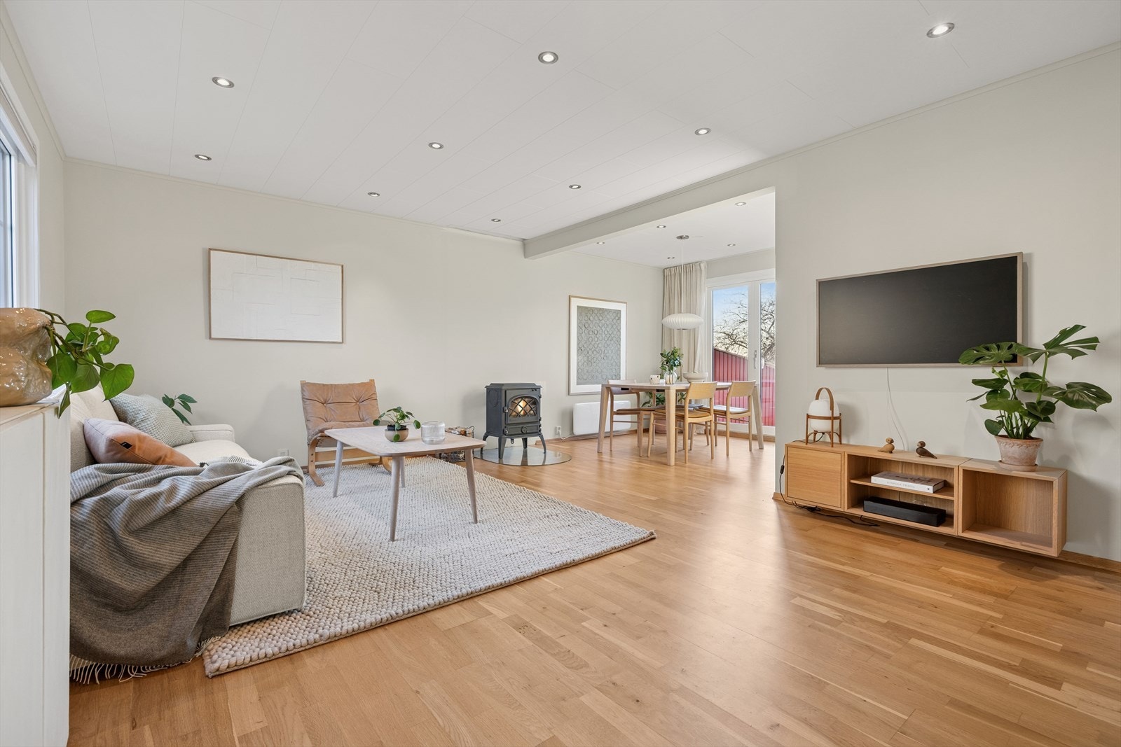 Stor og lys stue med god plass til sittegruppe, mediamøbler og spisestuebord. Galleribilde