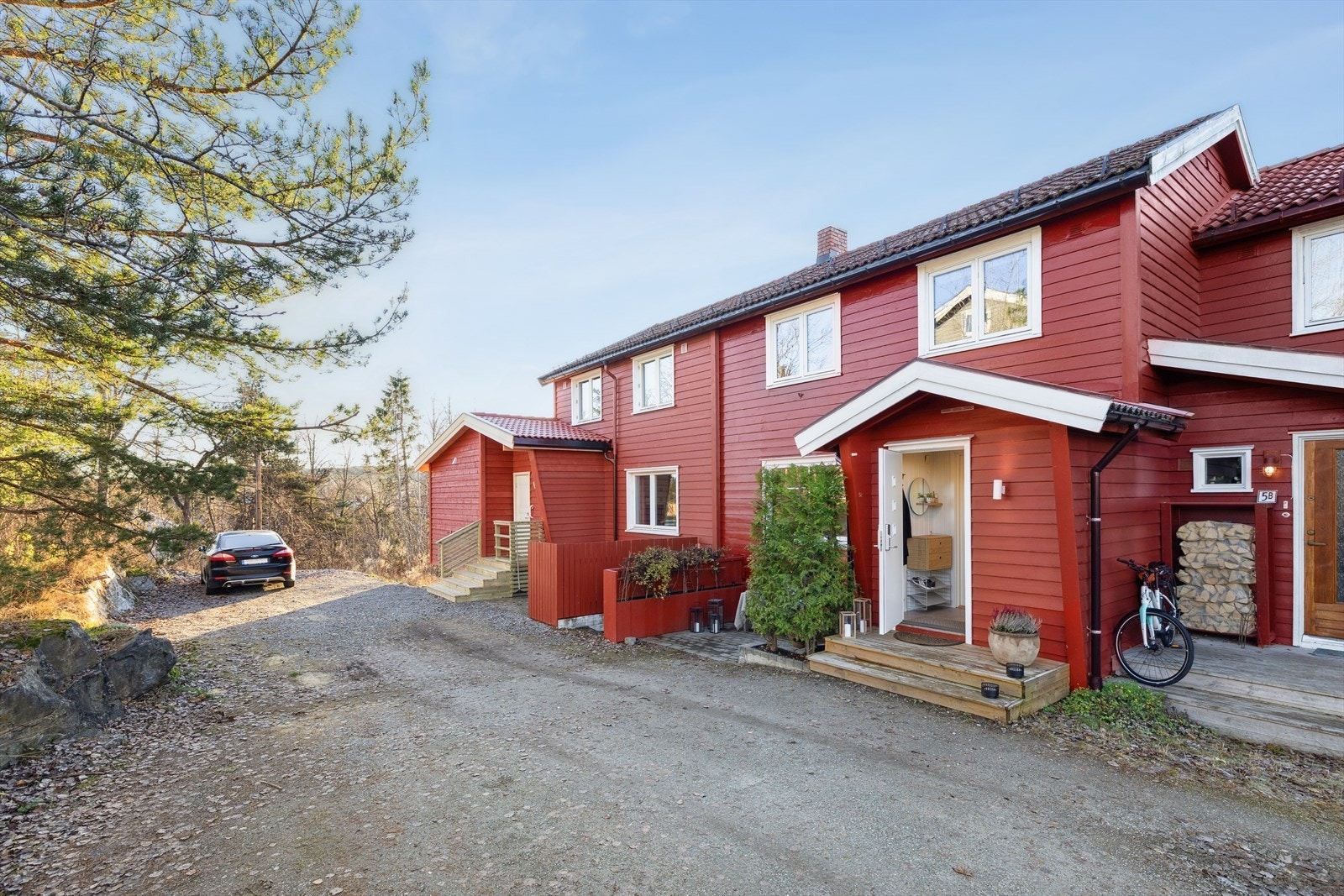 Boligens biloppstillingsplass ligger helt til venstre i dette bildet. Galleribilde