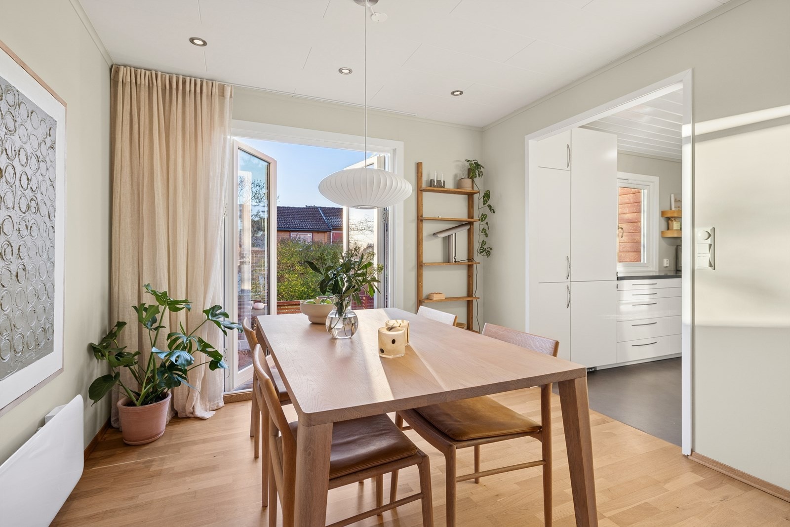 God plass til spisestuebord som ligger i fin tilknytning til kjøkkenet. Galleribilde