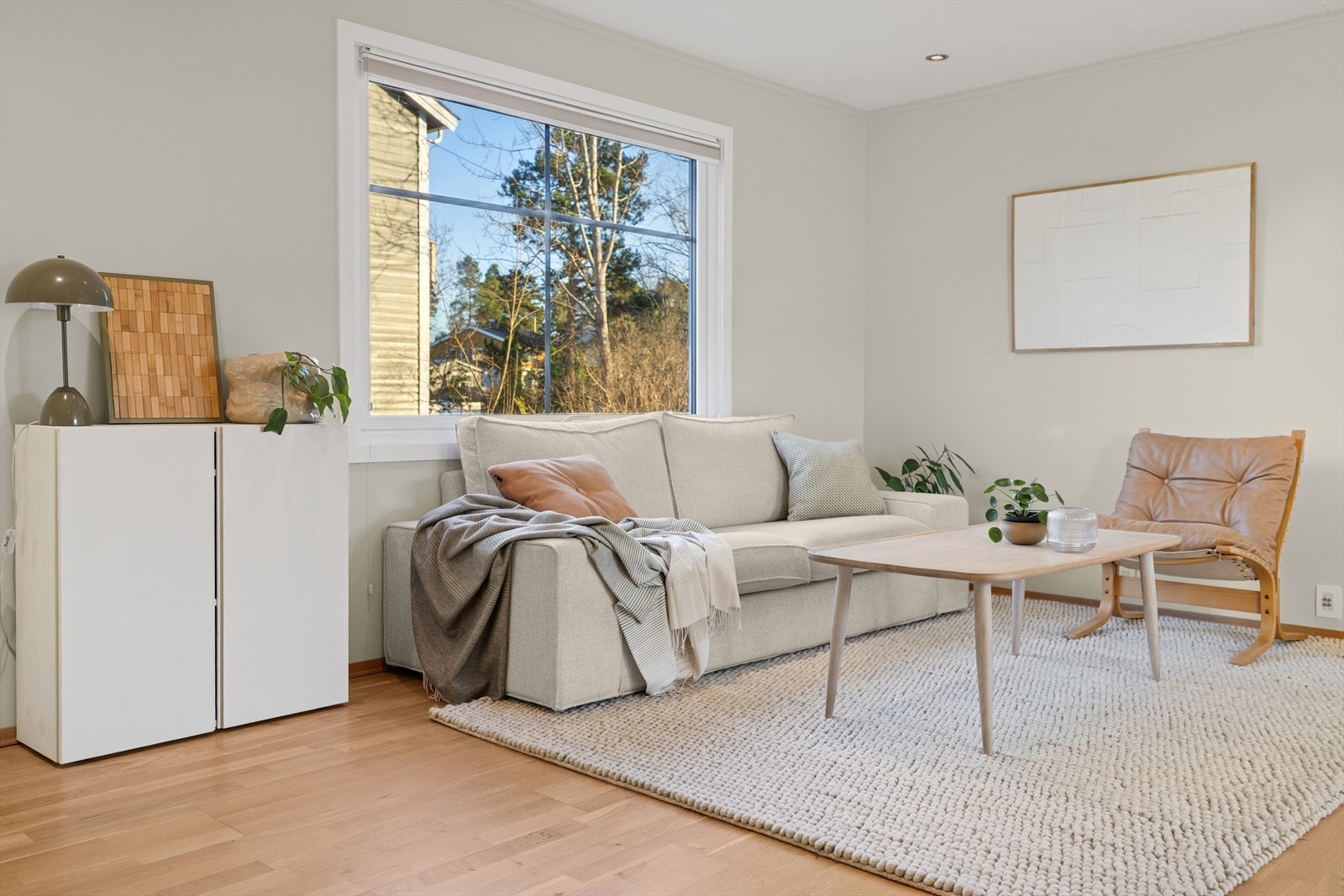 Store vindusflater som slipper inn rikelig med naturlig lys til rommet. Alle vinduene i 1. og 2. etg. er skiftet i 2024. Galleribilde