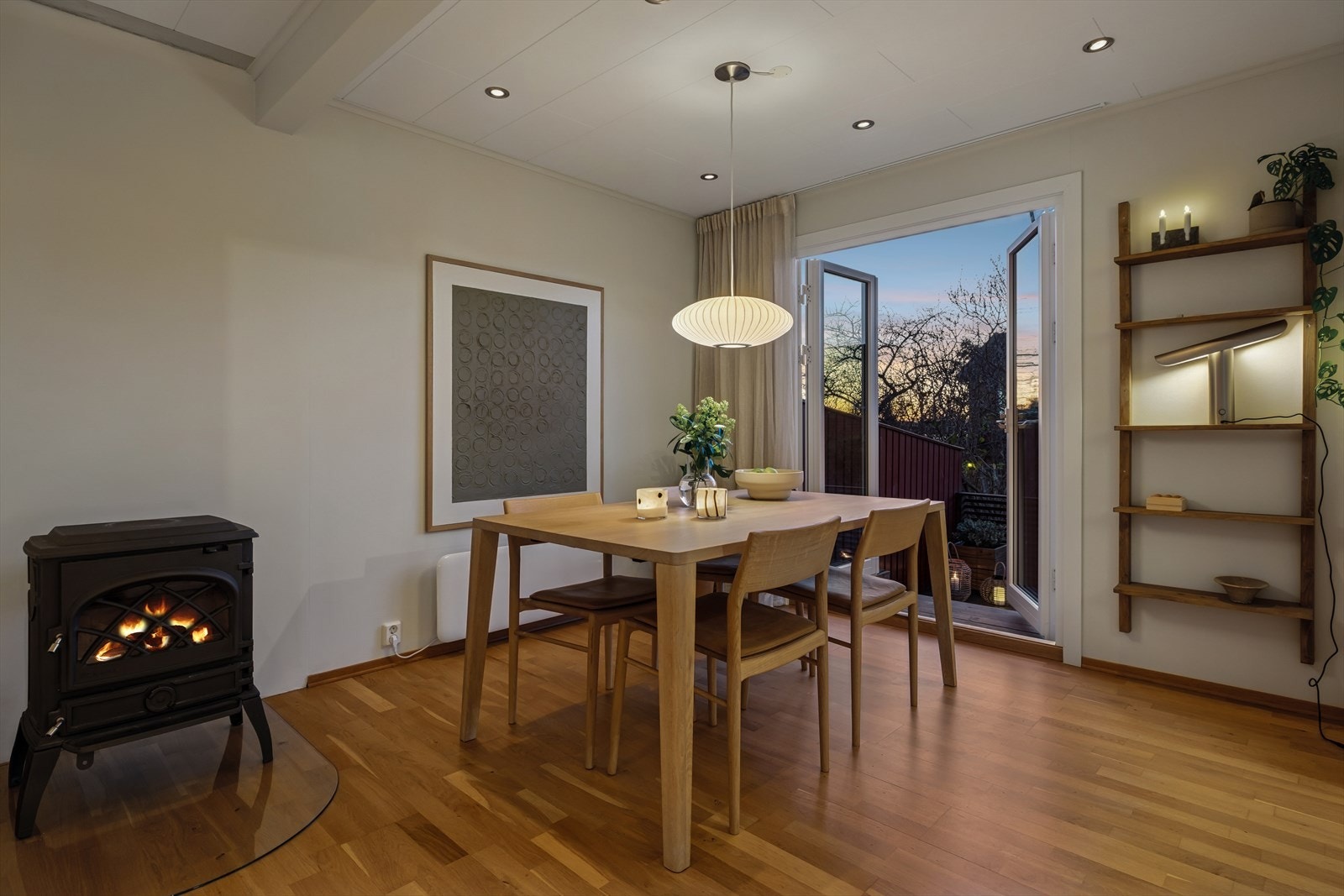 Fra stuen er det utgang til terrasse og hage gjennom to-fløyet terrassedør. Galleribilde