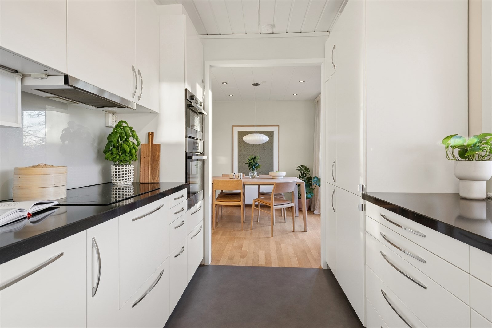 Integrerte hvitevarer som oppvaskmaskin, koketopp, stekeovn, mikro og kjøleskap med fryser. Galleribilde