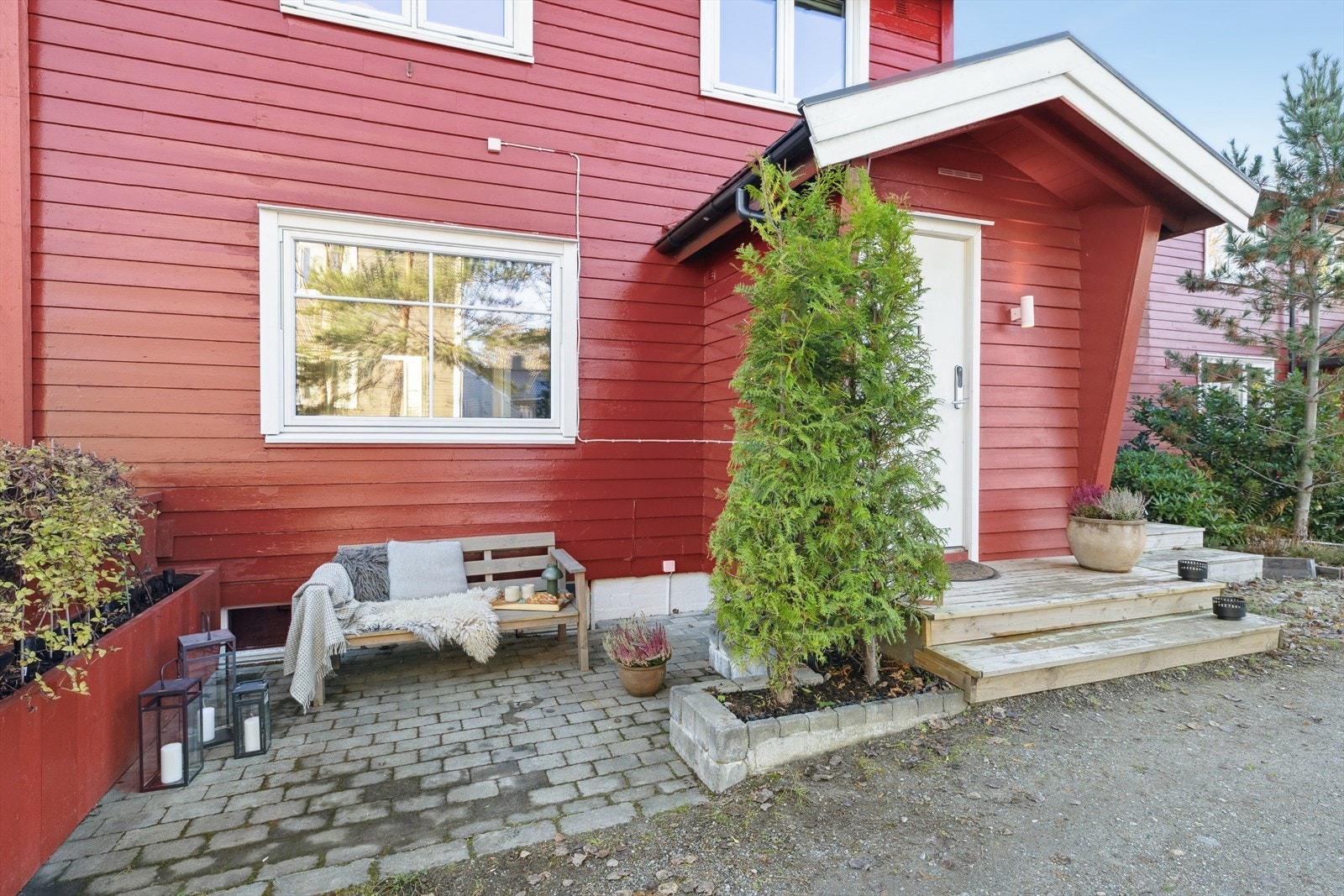 Hyggelig inngangsparti med markterrasse med plass til liten sittegruppe. Her kan du nyte morgensolen fra ca. kl 09:00. Galleribilde