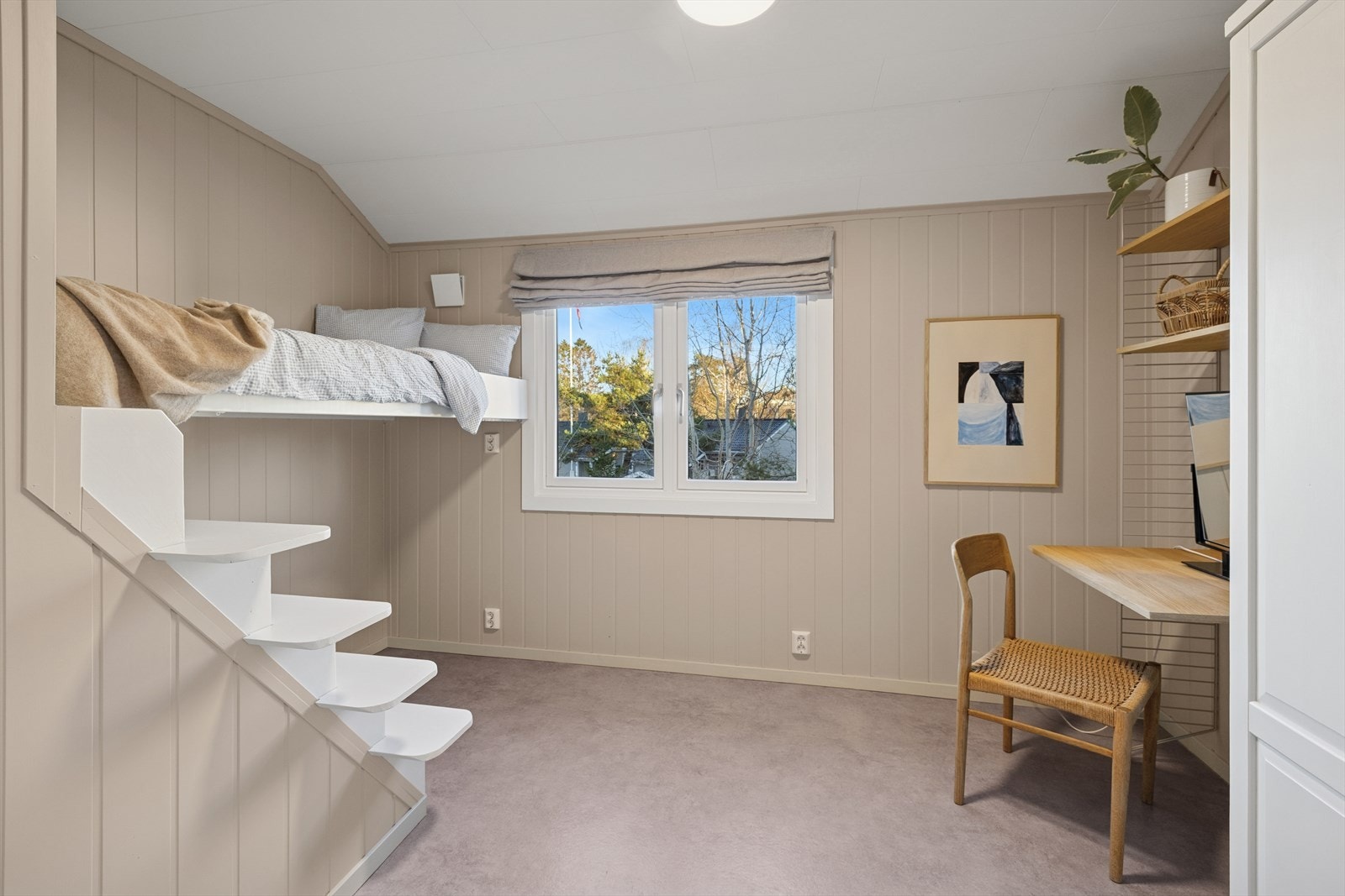 Soverom III med plassbygget seng. Rommet er innredet med garderobeskap. Galleribilde