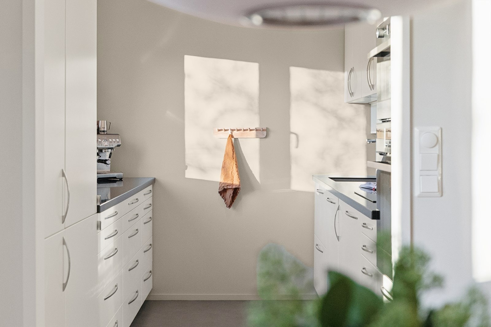 Kjøkkenet ligger i en delvis åpen løsning mot stuen. Galleribilde