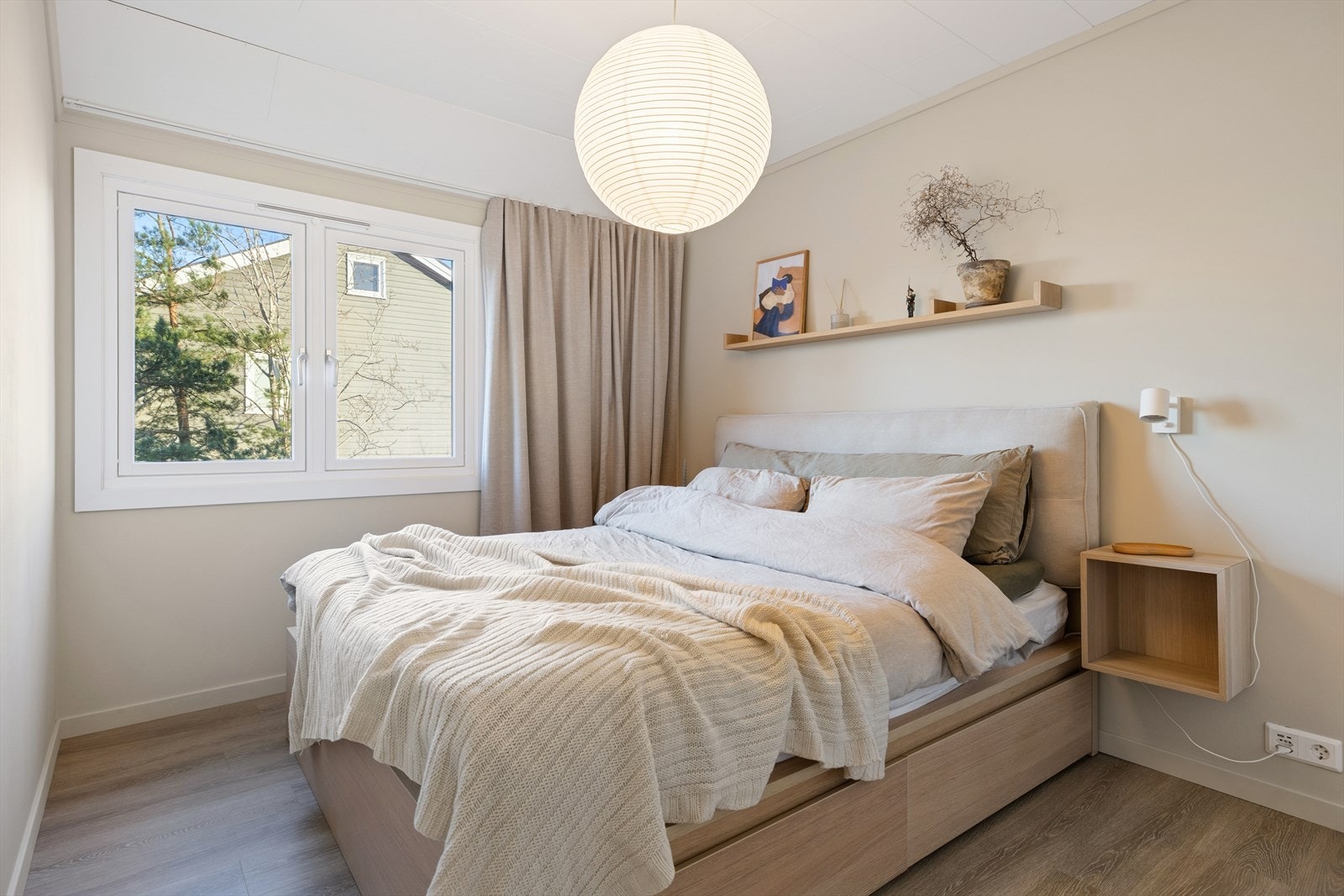 Hovedsoverom med god plass til dobbeltseng og tilhørende nattbord. Galleribilde