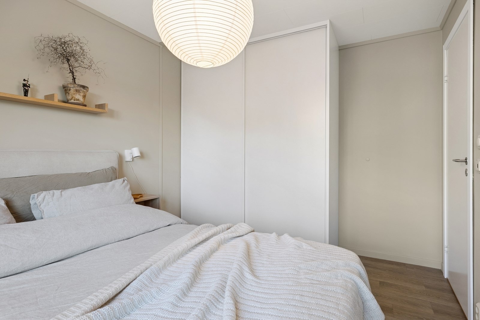 Rommet er innredet med garderobeskap. Galleribilde