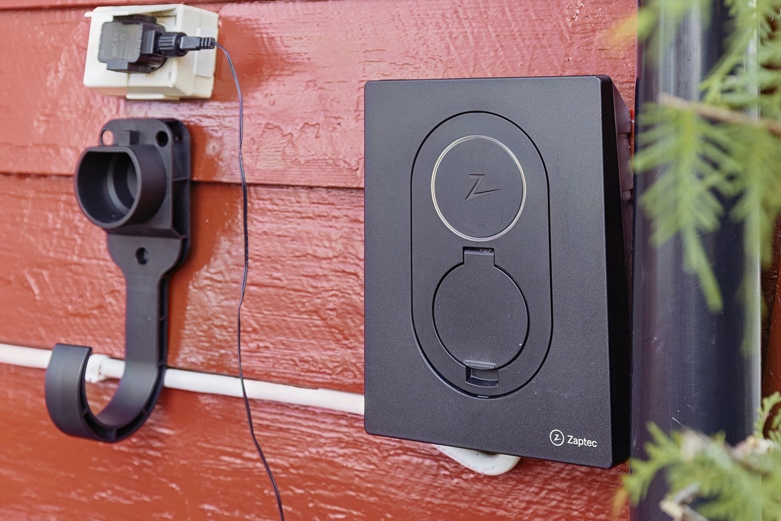 Det er montert el-billader på husveggen. Galleribilde