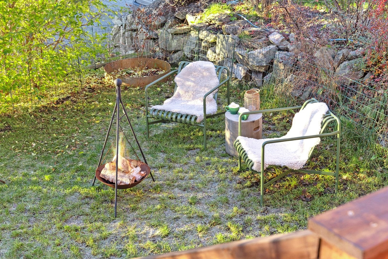 Hagen er pent opparbeidet med gressplen, syrinbusker, japansk lønnetre og annen beplanting. Galleribilde