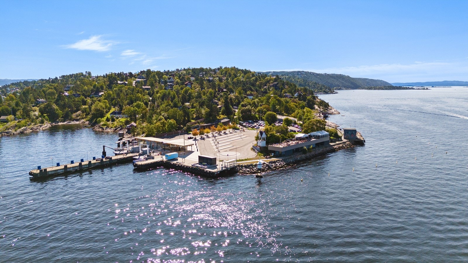 Nesoddtangen brygge med båtforbindelse til Oslo. På brygga finner du også kiosk/kafé, restaurant og badeplass. Galleribilde