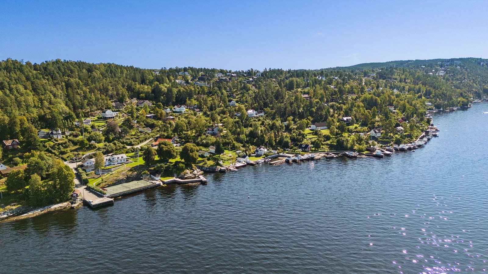 Fra boligen er det kort vei til vakre Flaskebekk med badeplasser og flotte turmuligheter langs bl.a. Strandpromenaden. Galleribilde