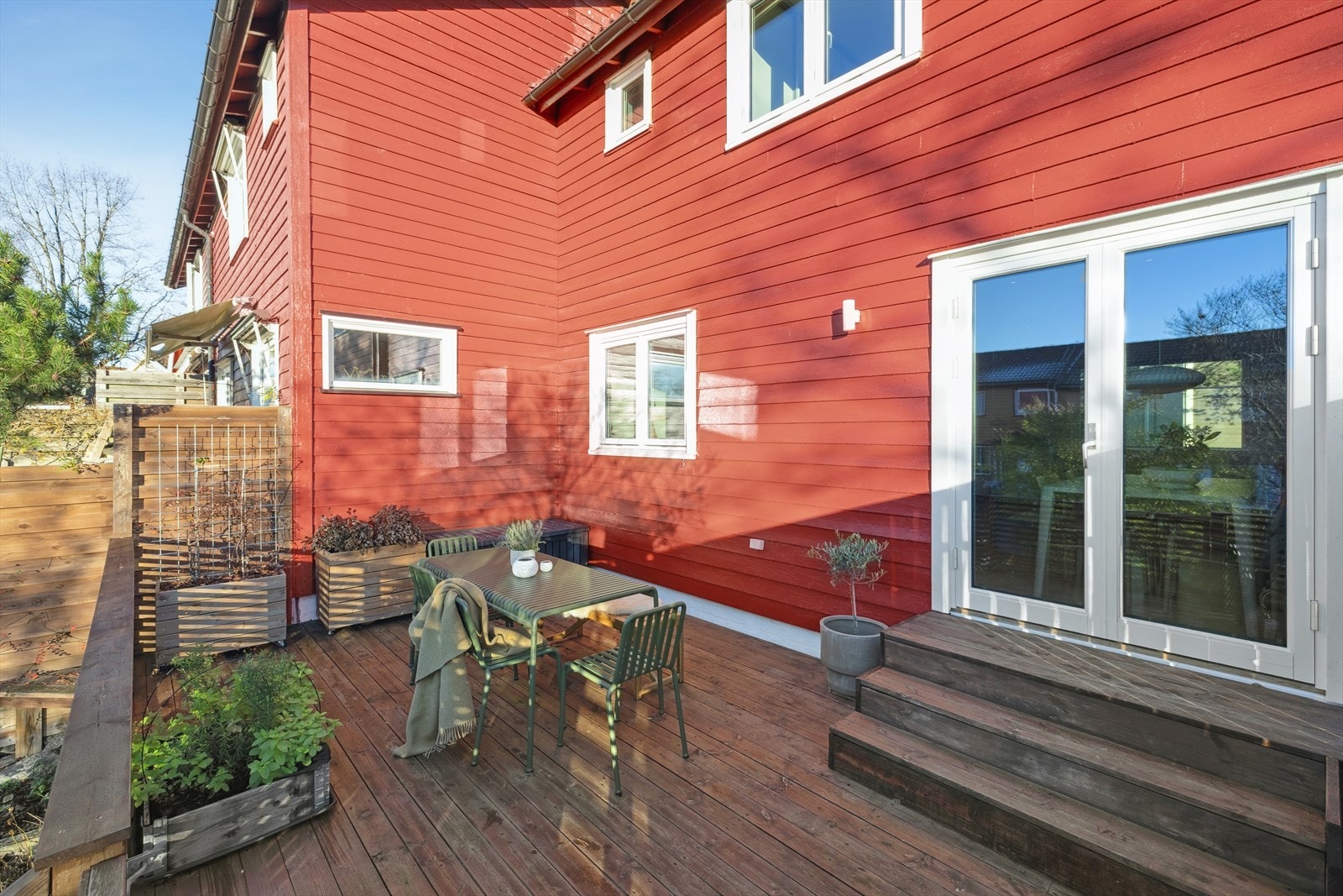 Solrik terrasse på ca. 23 kvm med god plass til sittegruppe, grill og diverse innredning. Galleribilde