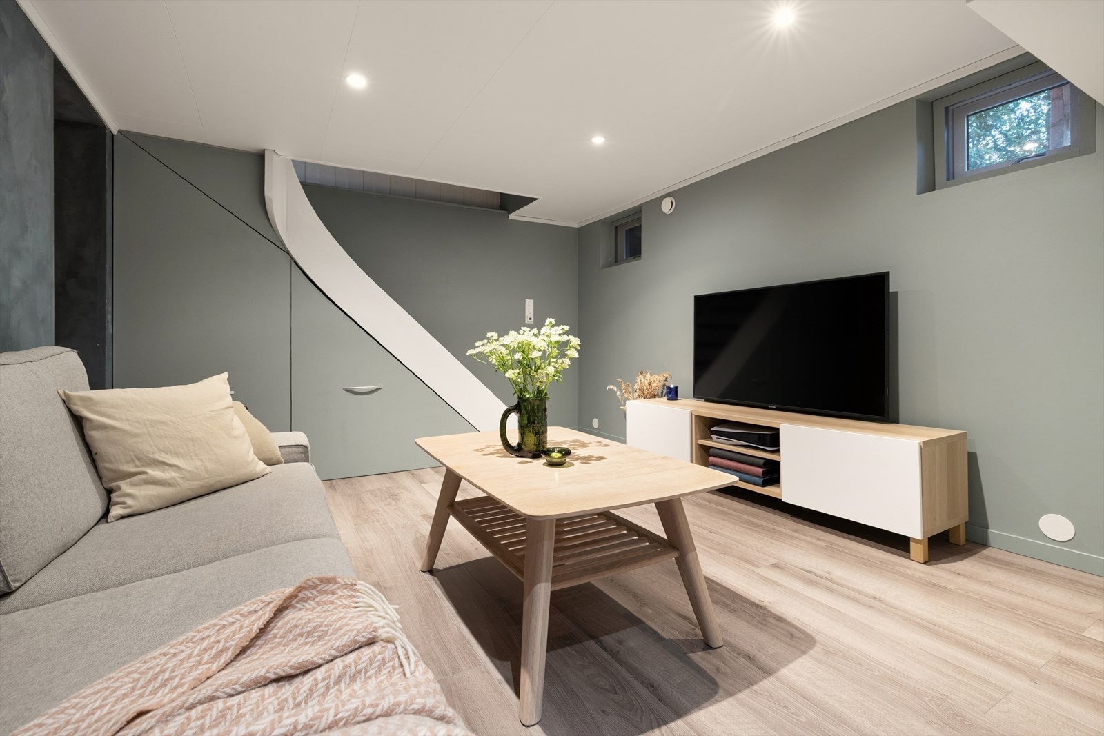 Praktisk oppbevaring under trappen. Underetasjen består også av en stor innvendig bod, samt en liten bod med felles inngang for naboen. Galleribilde