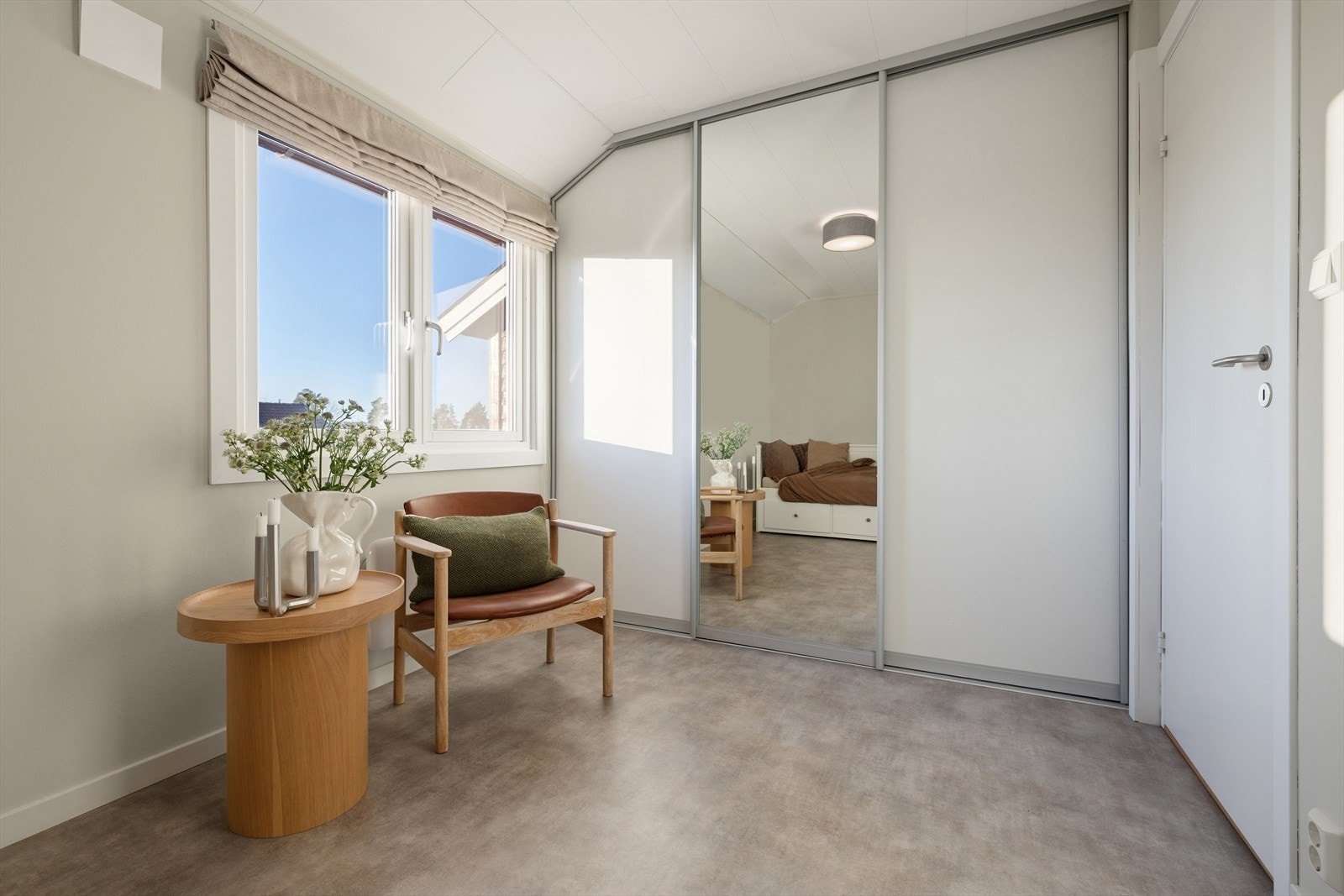 Rommet er innredet med skyvedørsgarderobe. Galleribilde