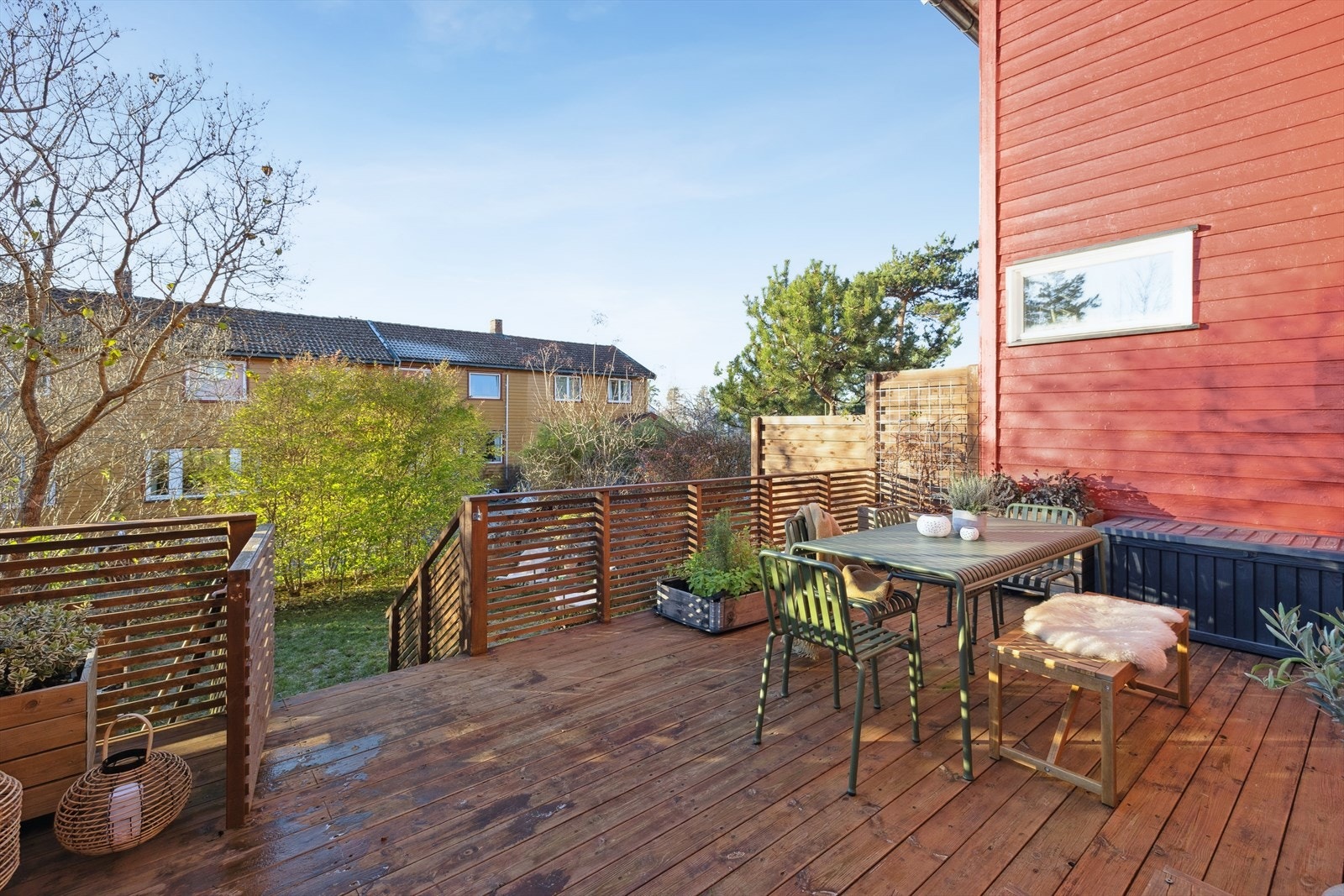 Fra terrassen er det videre adkomst via trapp ned til hagen. Galleribilde