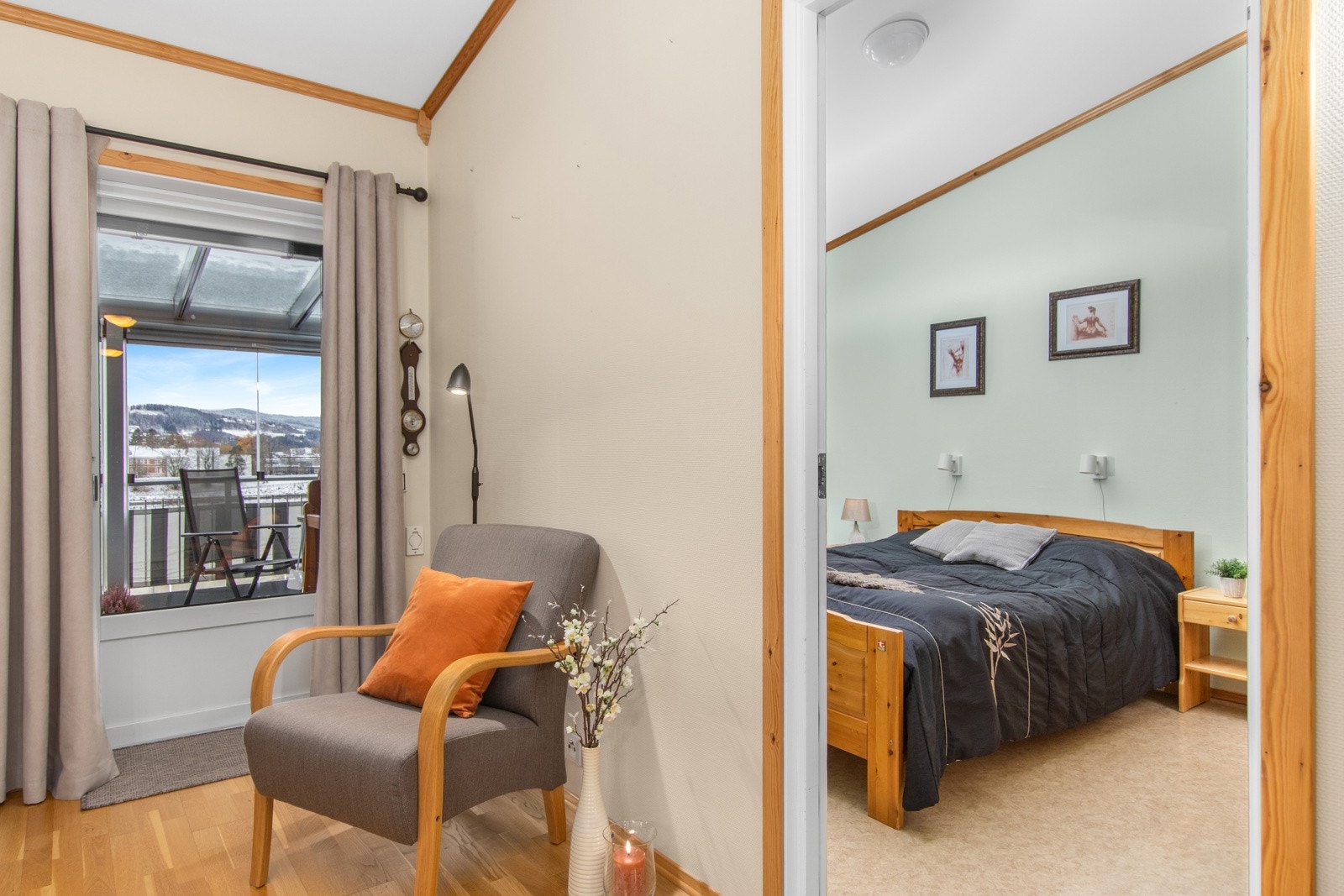 Fra stuen har du direkte tilgang til den innglassede balkongen. Galleribilde