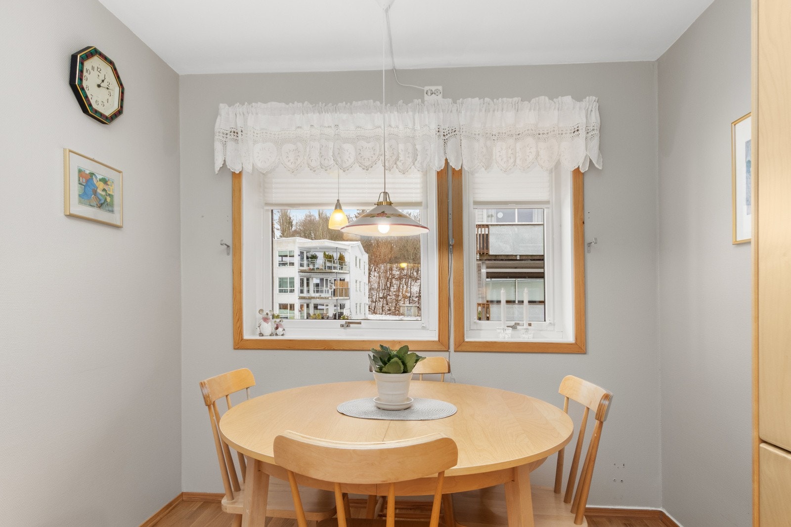 God plass til en mindre spisegruppe inne på kjøkkenet. Galleribilde