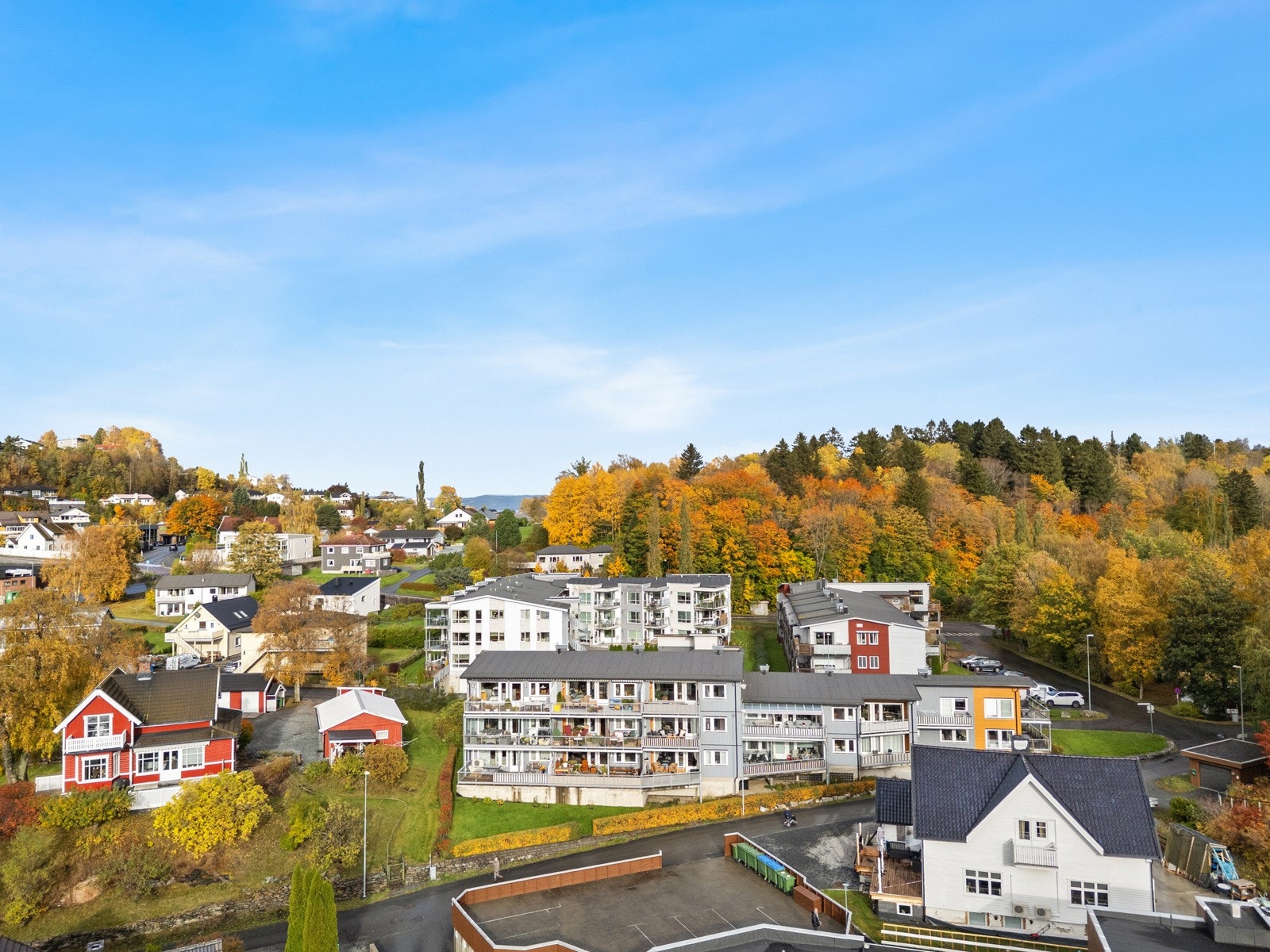 Rundt bygget finner du pent opparbeidet uteareal. Galleribilde