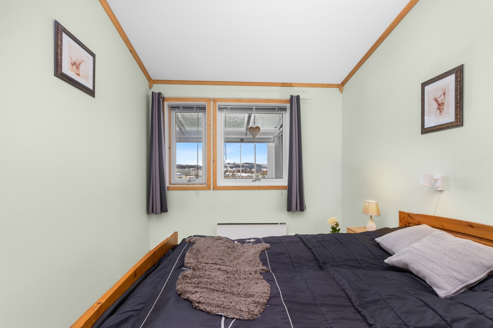 Hovedsoverommet har god plass til dobbeltseng og garderobeskap. Galleribilde