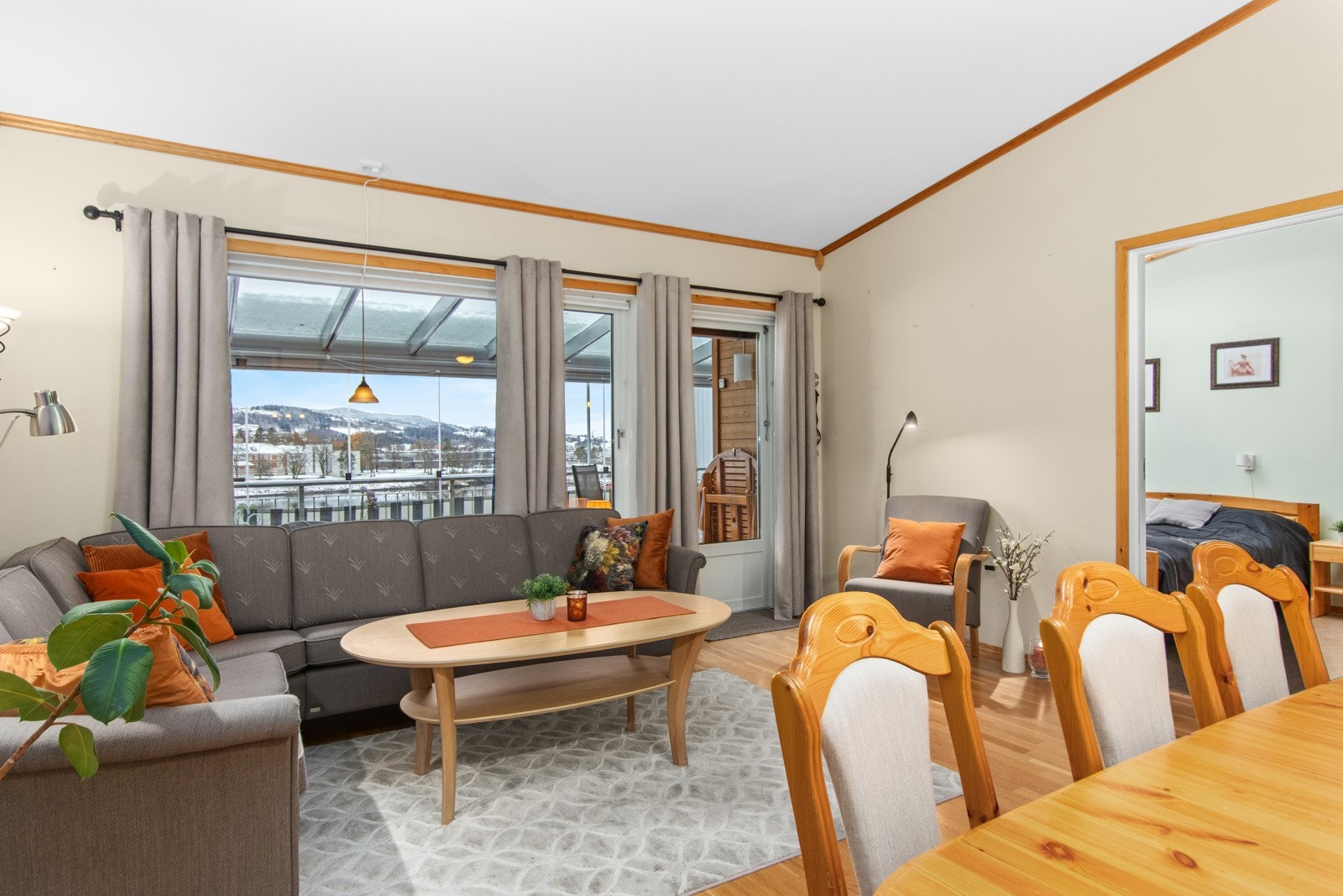 Stuen er romslig og innbydende, med flere naturlige møbleringssoner. Galleribilde