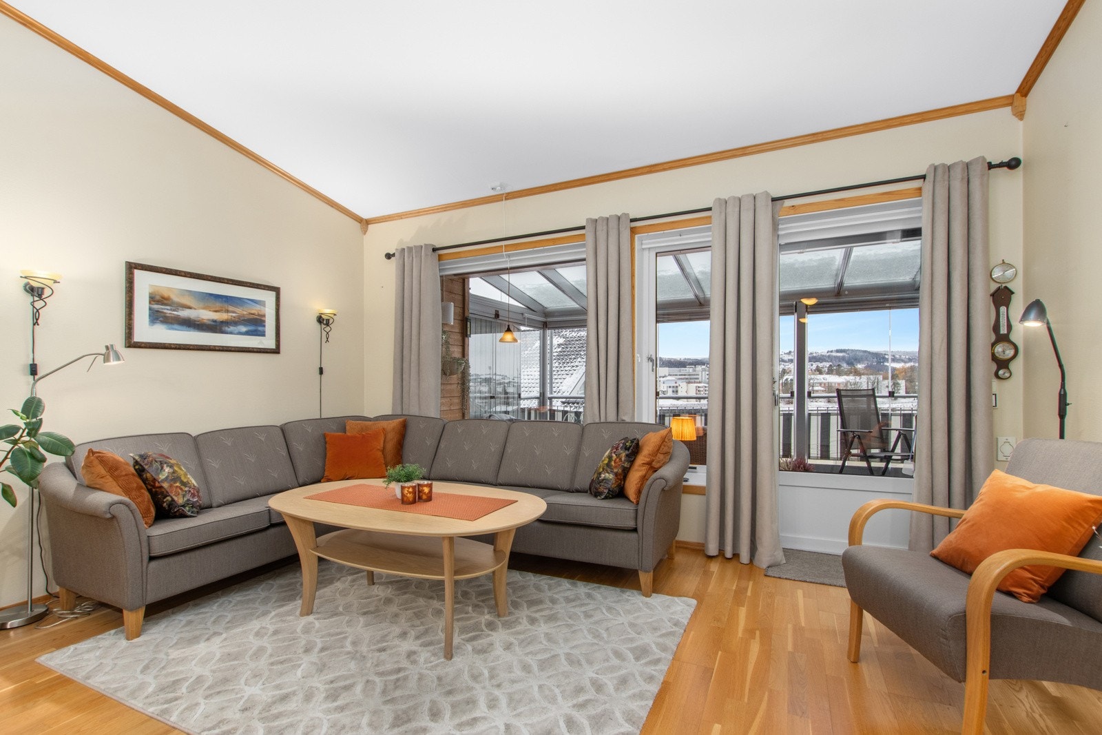 Store vindusflater slipper inn rikelig med dagslys. Galleribilde