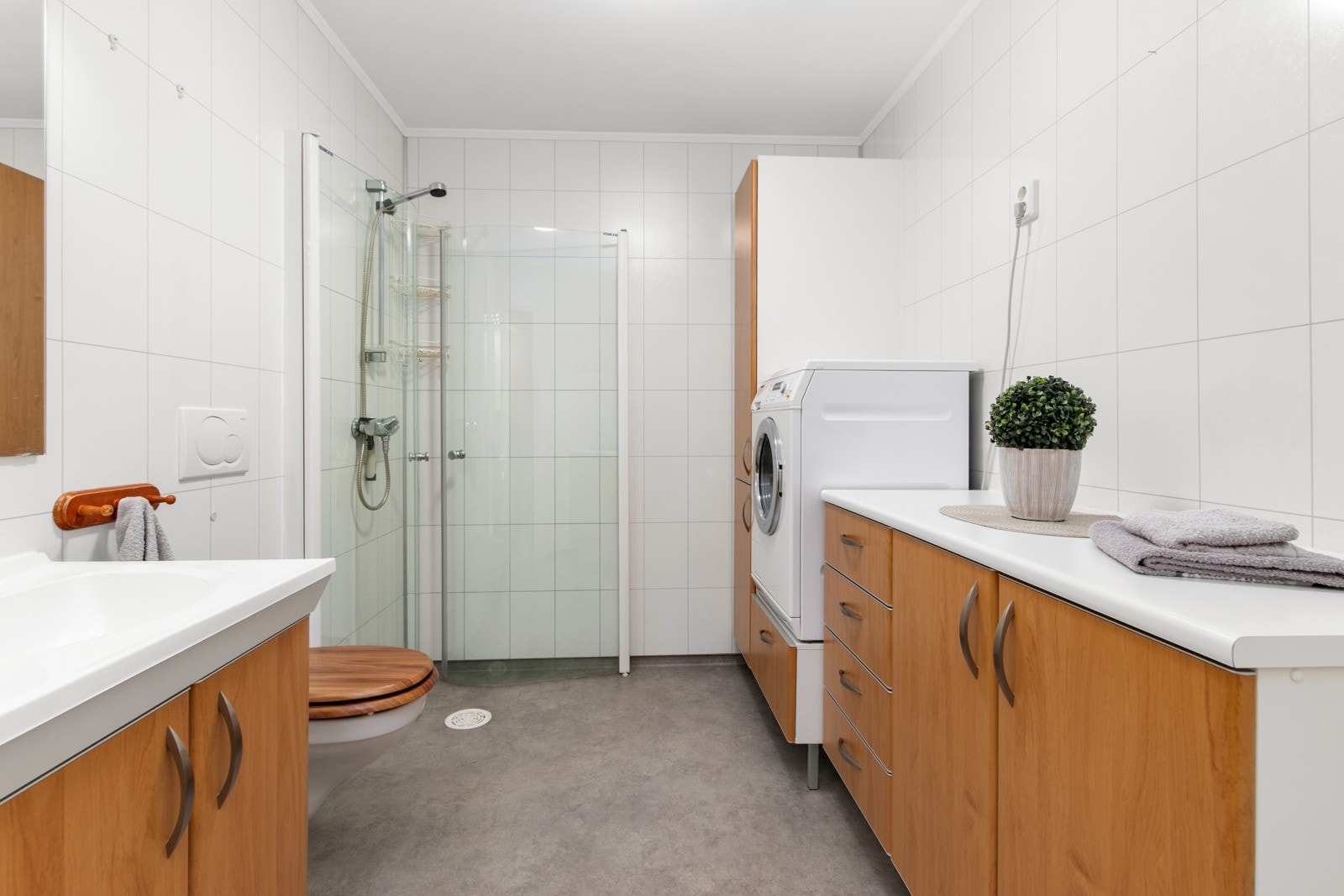 Badet ble overflateoppusset i 2020 og fremstår pent og velholdt. Badet varmes opp via varmekabler i gulvet. Galleribilde