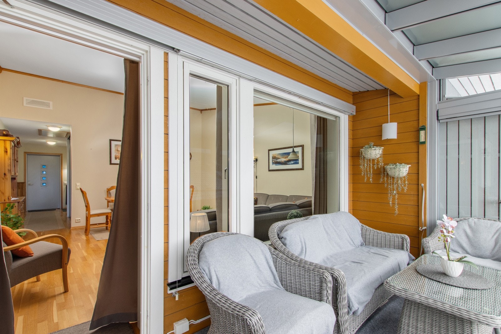 Den innglassede balkongen fra 2023 utvider bruksarealet og gir deg et ekstra rom gjennom store deler av året. Galleribilde