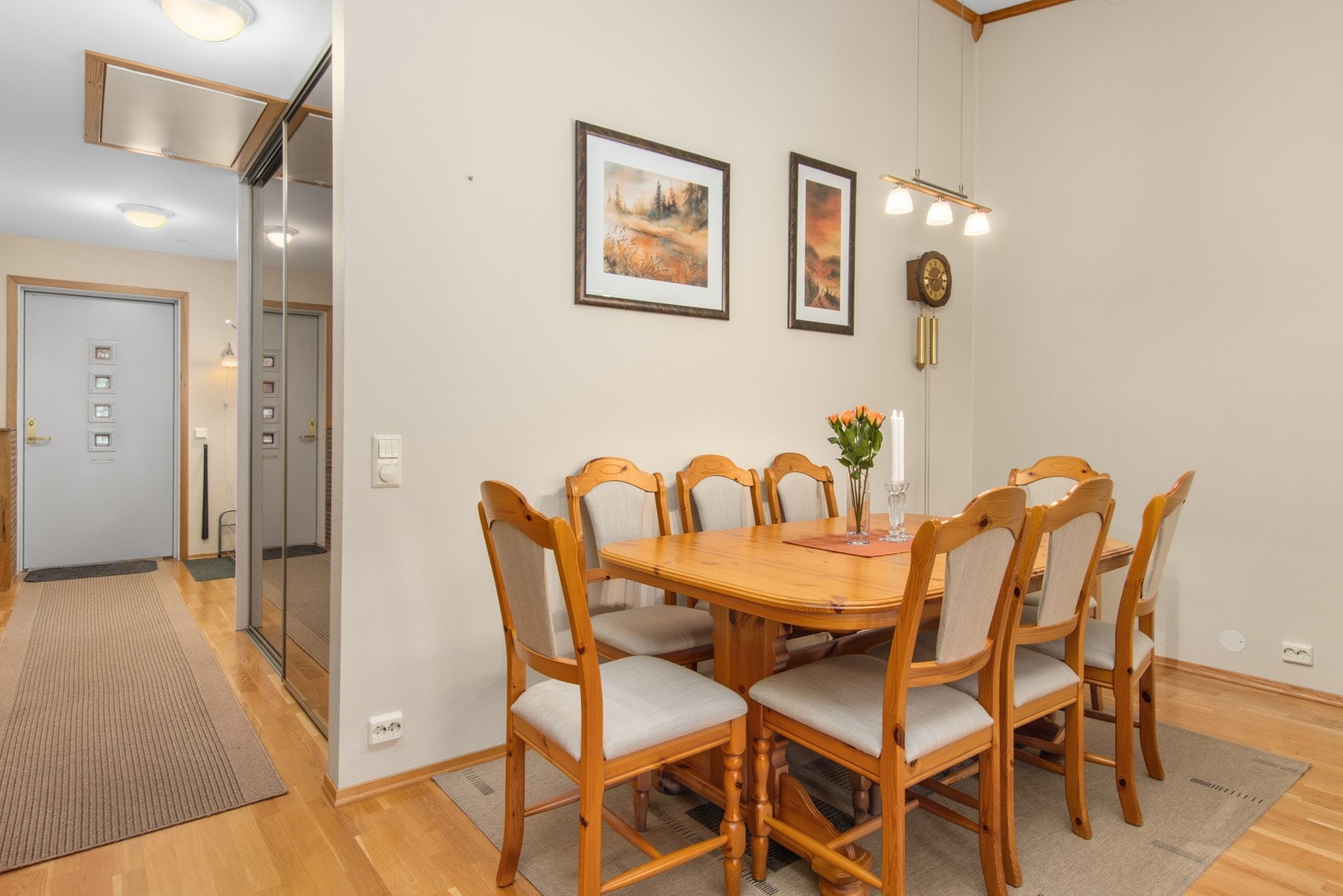 Lys og trivelig spiseplass med rom for et større spisebord. Galleribilde