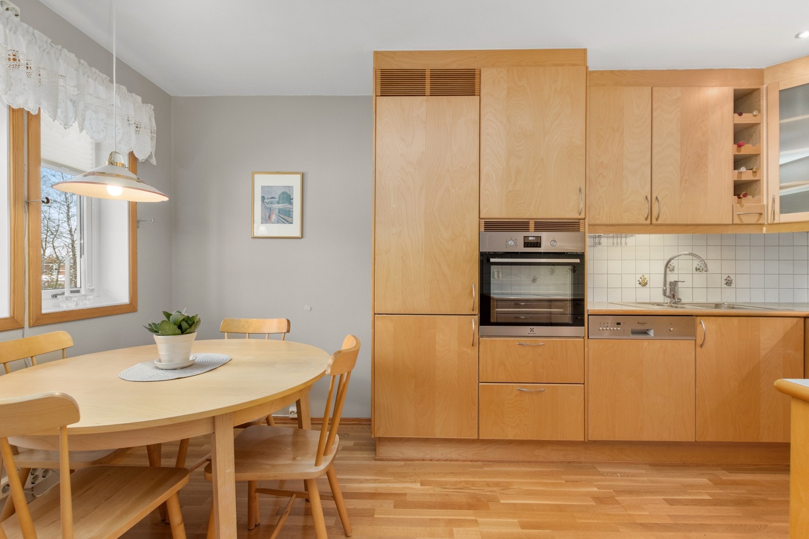 Kjøkkenet er separat fra stuen. Integrerte hvitevarer medfølger handelen. Galleribilde