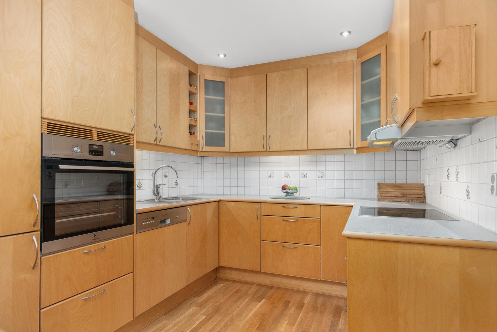 Kjøkkenet byr på rikelig med skap- og benkeplass. Galleribilde