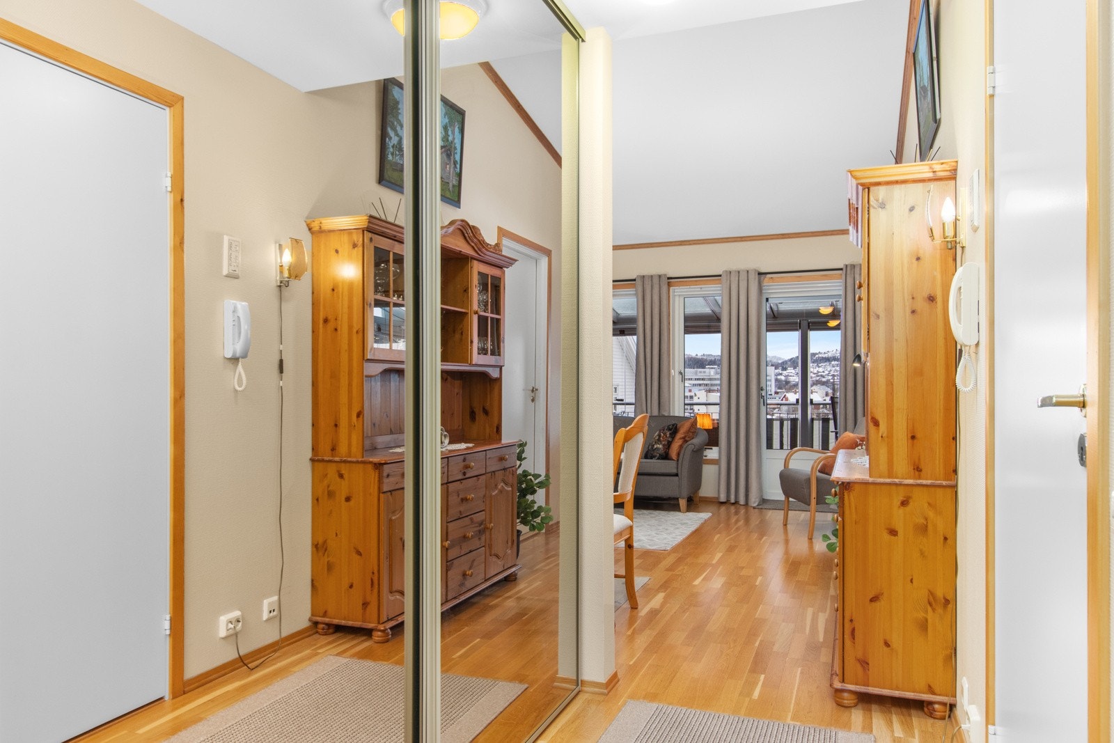 Praktisk skyvedørsgarderobe i gangen som byr på bra med oppbevaringsplass. Galleribilde