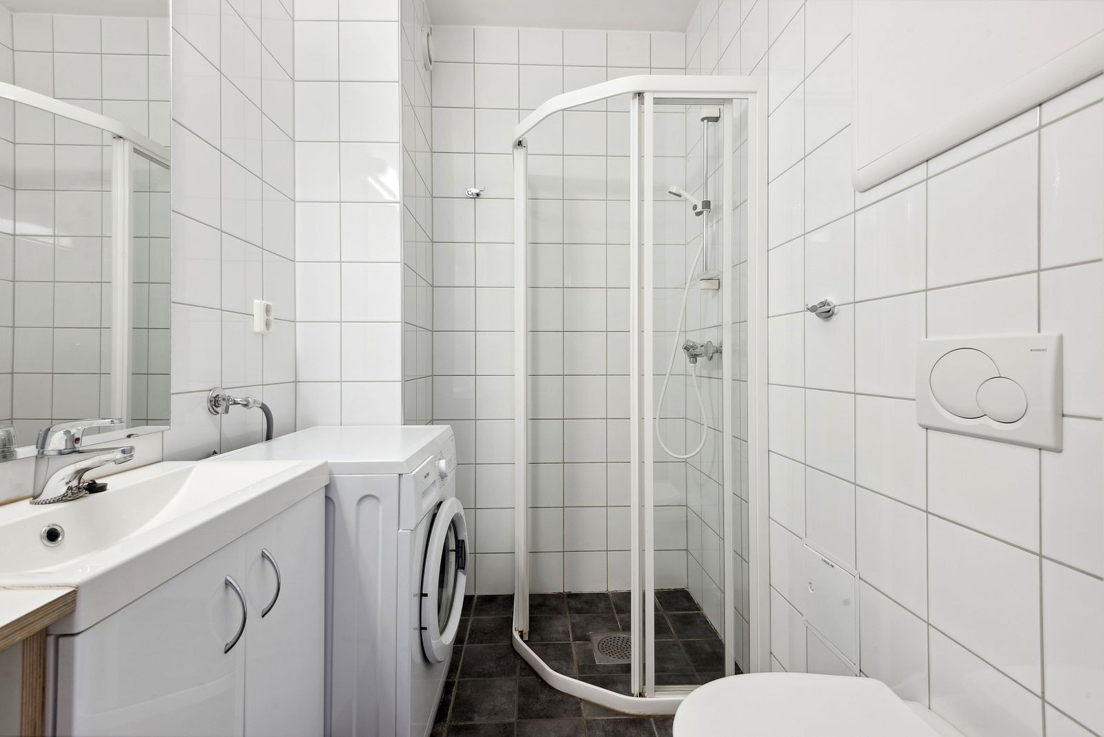 Flislagt bad med opplegg for vaskemaskin Galleribilde