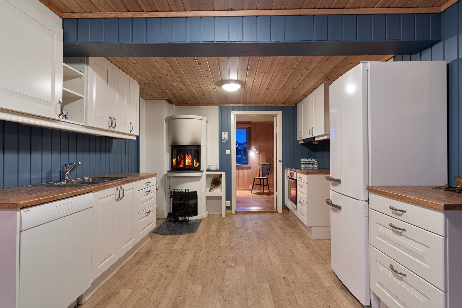 Det er pipe med ildsted/peisinnsats på kjøkkenet (iflg selger har ikke denne vært i bruk på flere år) Galleribilde