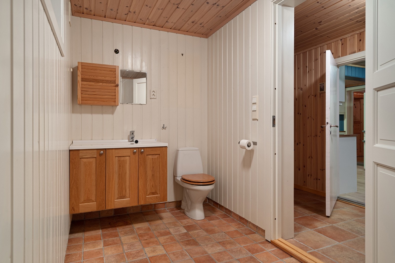 Badet er i tilbygget del fra 2008 og har varmekabler i gulvet Galleribilde