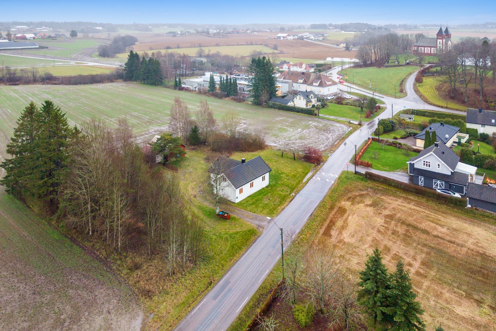 Eiendommen ligger fint til med kort avstand til det meste på Eik, samt kun få minutters kjøring til byen Galleribilde