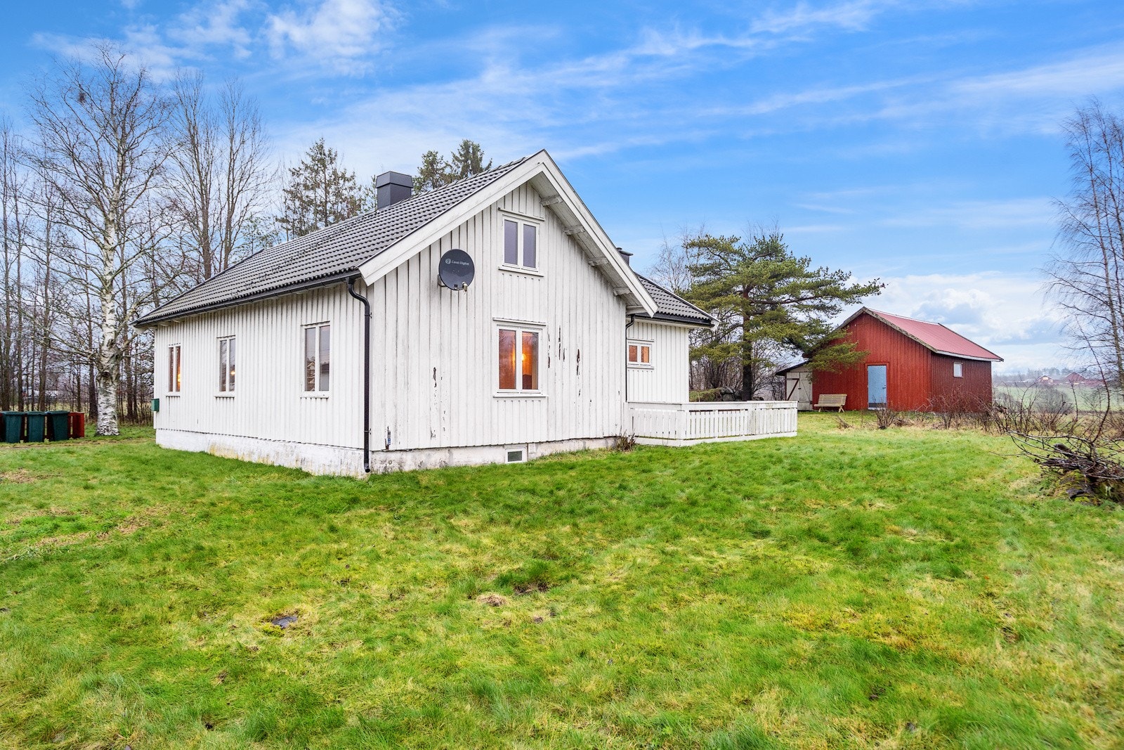 Eneboligen på eiendommen fremstår som sjarmerende, og ble sist tilbygget i 2008 Galleribilde