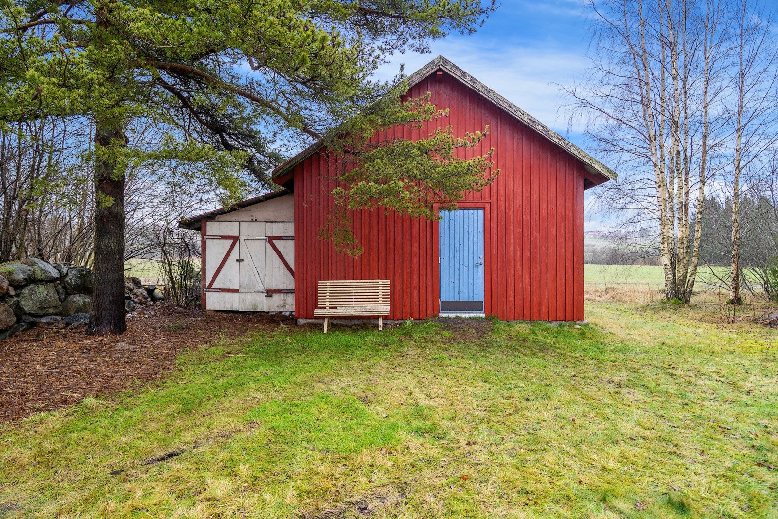 Bygningen fremstår som enkel og inneholder ett stort åpent rom for lagring e.l., samt en tidligere utedo Galleribilde