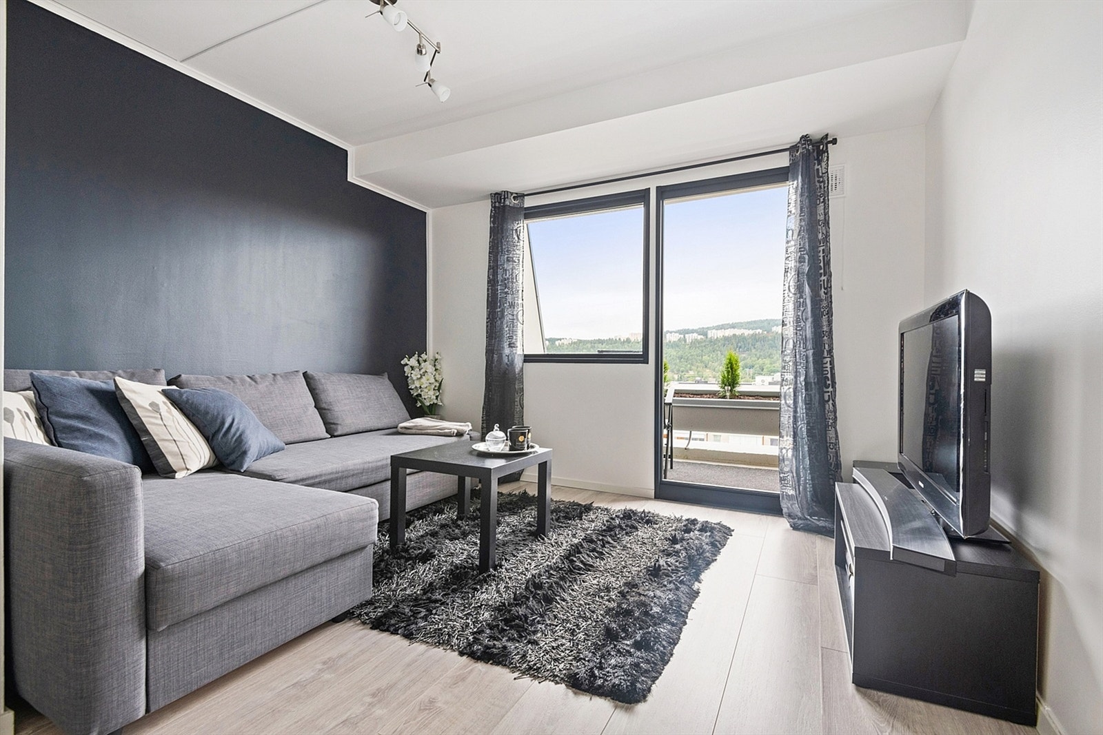Lys og trivelig stue med god plass til å møblere etter ønske og behov. Galleribilde