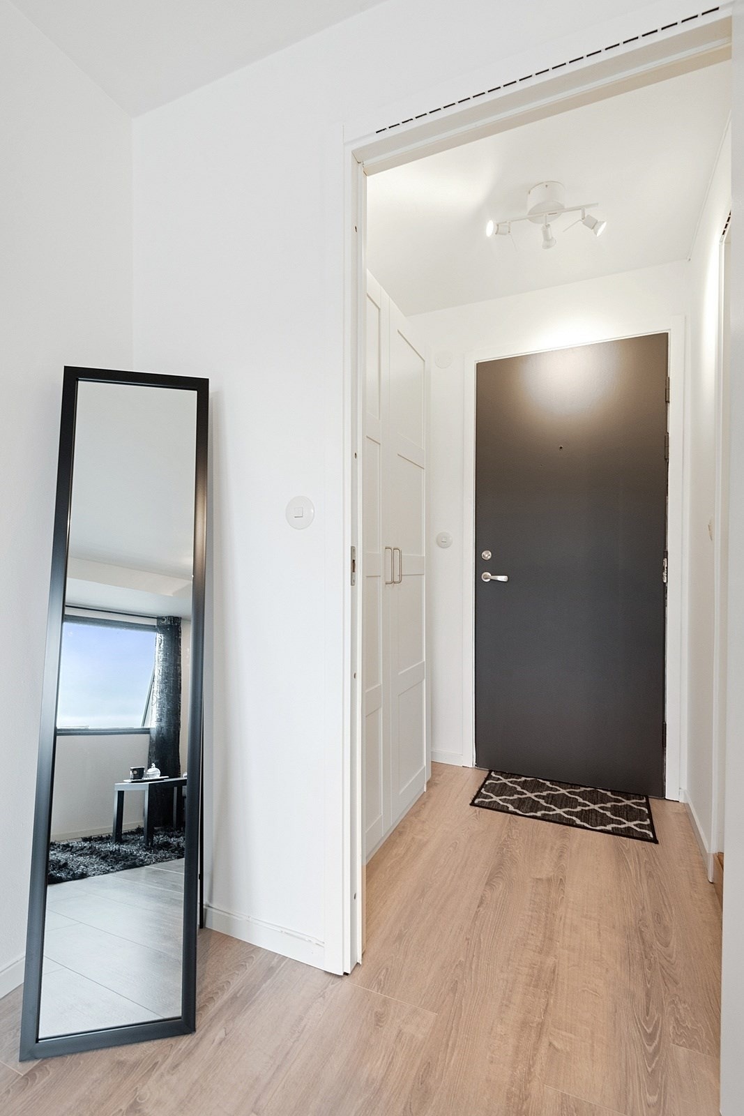 Leiligheten har adkomst via fellestrappeoppgang med heis og calling anlegg. Velkommen inn! Galleribilde
