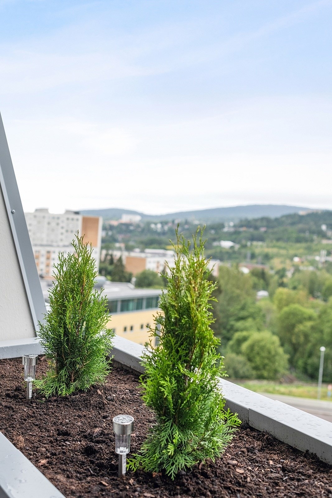 Balkongen har rekkverk av blomsterkasser med god plass for plantning. Galleribilde