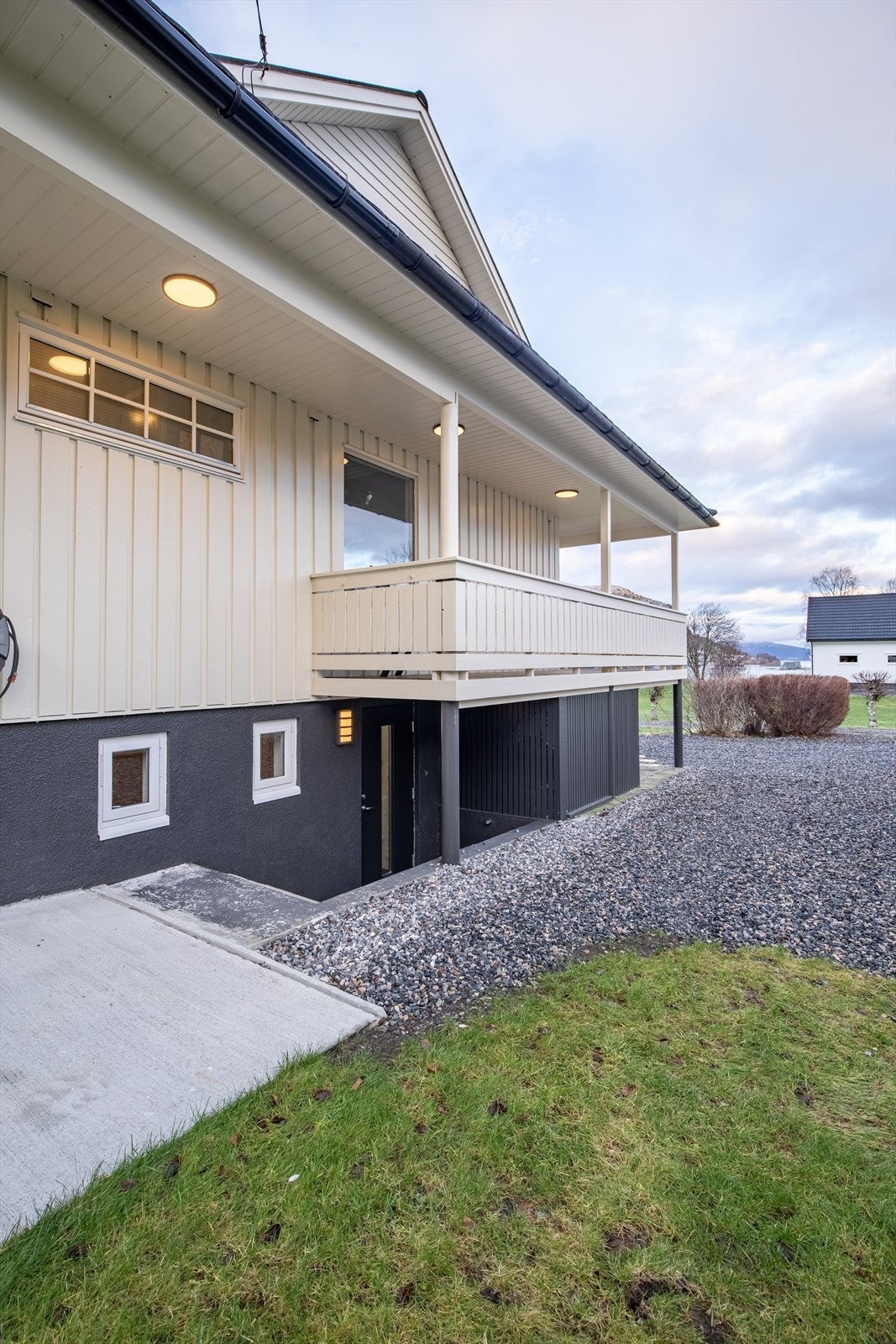 Fasade og trapp til kjeller Galleribilde