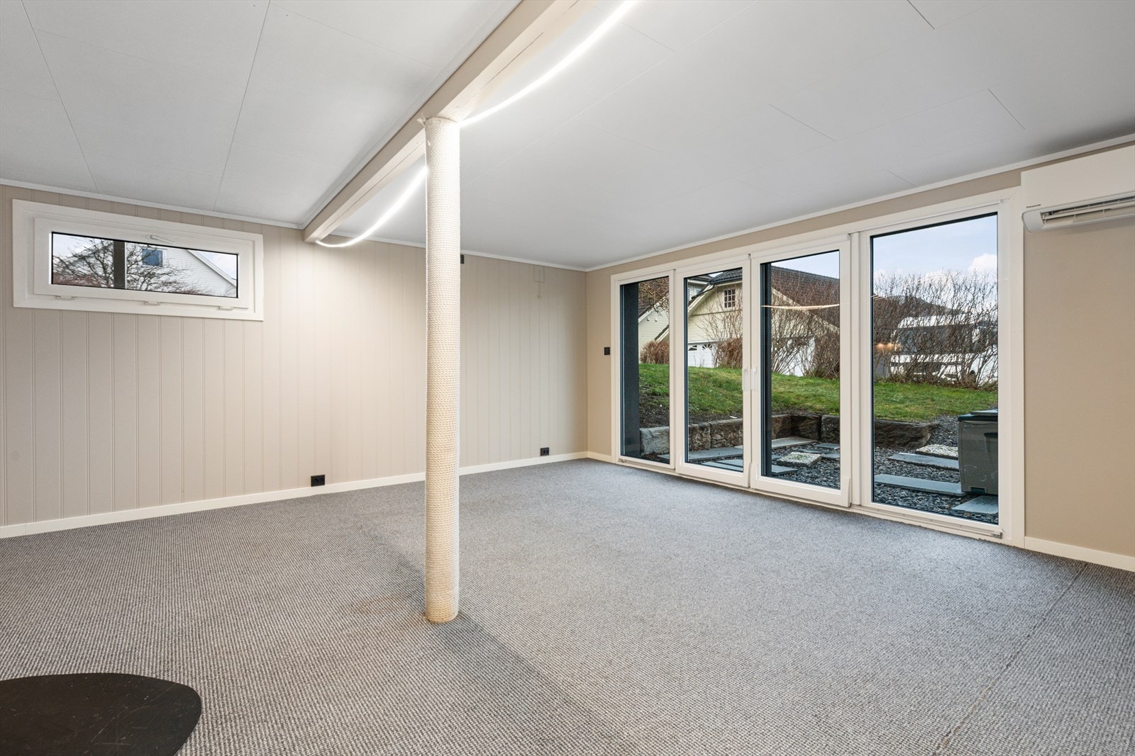 Stue i kjelleretasjen | varmepumpe er montert her Galleribilde