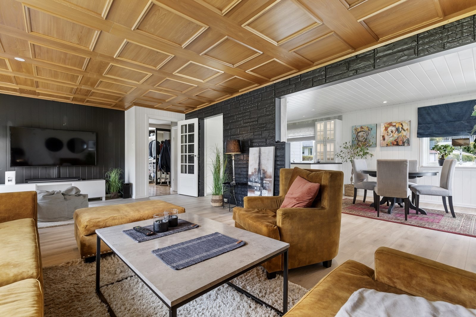 Stue i hovedetasjen | ny vedovn vil bli montert her 08.12 Galleribilde