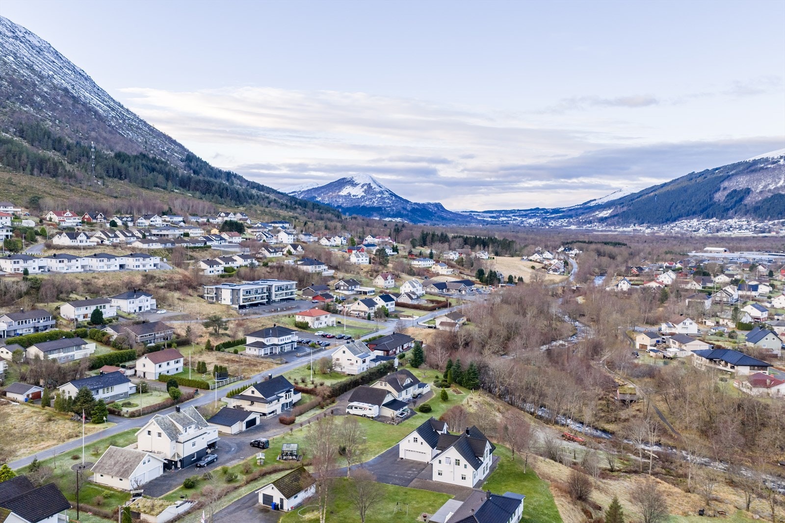Boligen ligger langs Plassane på Hareid, med gangavstand til barnehage og ellers kort vei til skoler, idrettsanlegg og Hareid sentrum Galleribilde