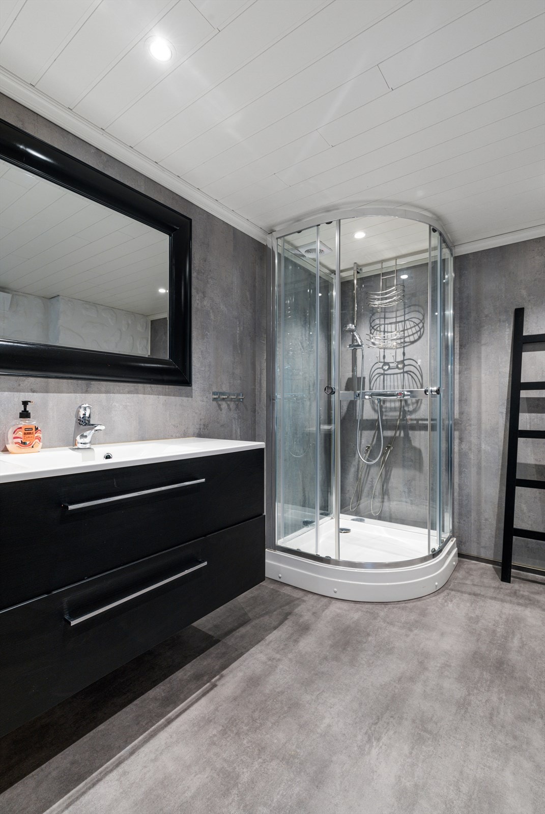 Bad/vaskerom i kjelleretasjen har vinylbelegg på gulv og våtromsplater på vegger | rommet er utstyrt med baderomsinnredning, wc, dusjvegger og opplegg for vaskemaskin og tørketrommel Galleribilde