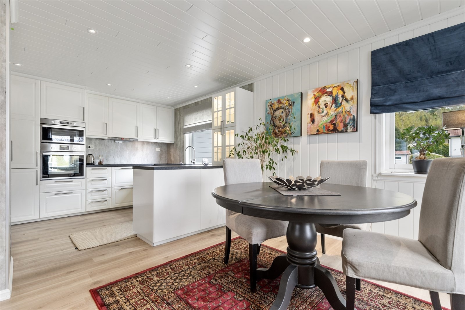 Spisestue mot kjøkken Galleribilde